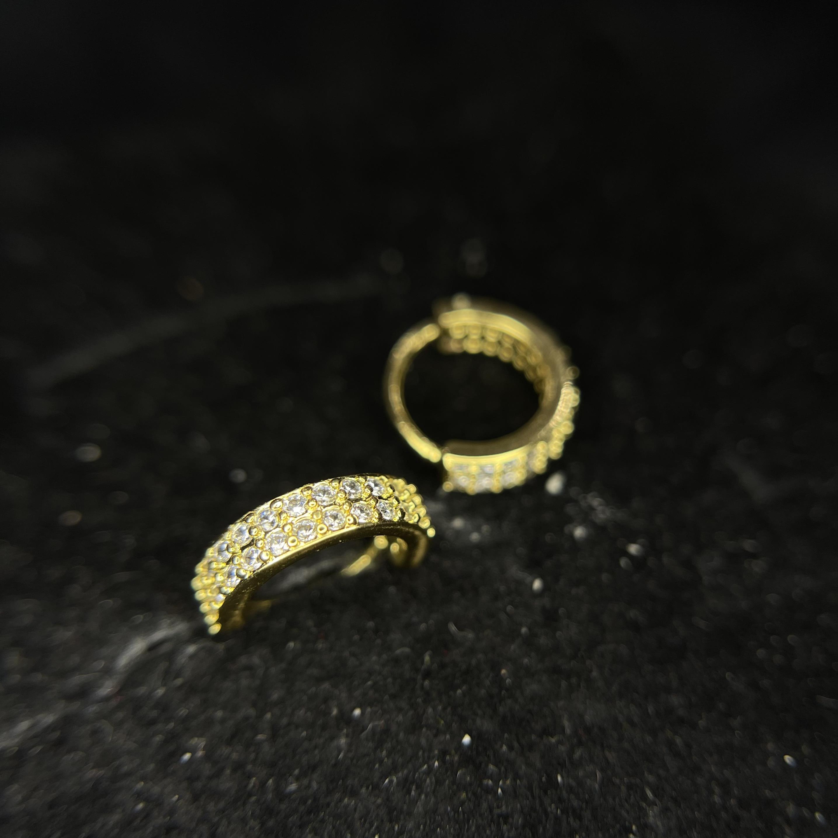 vòng bẻ màu vàng hai dải kim cương trắng vuông nhỏ size 8