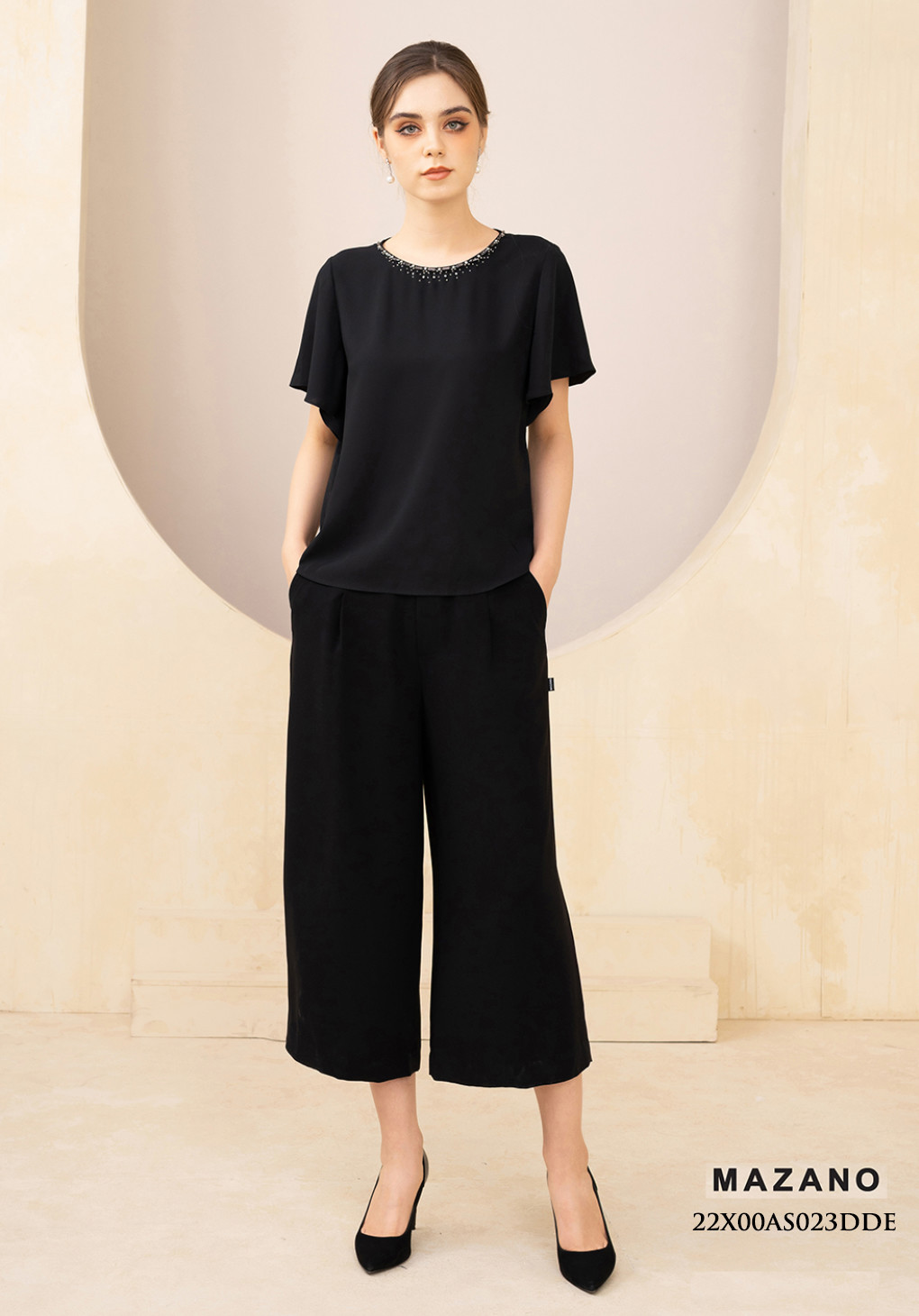 Áo top đen suông đính đá cách điệu