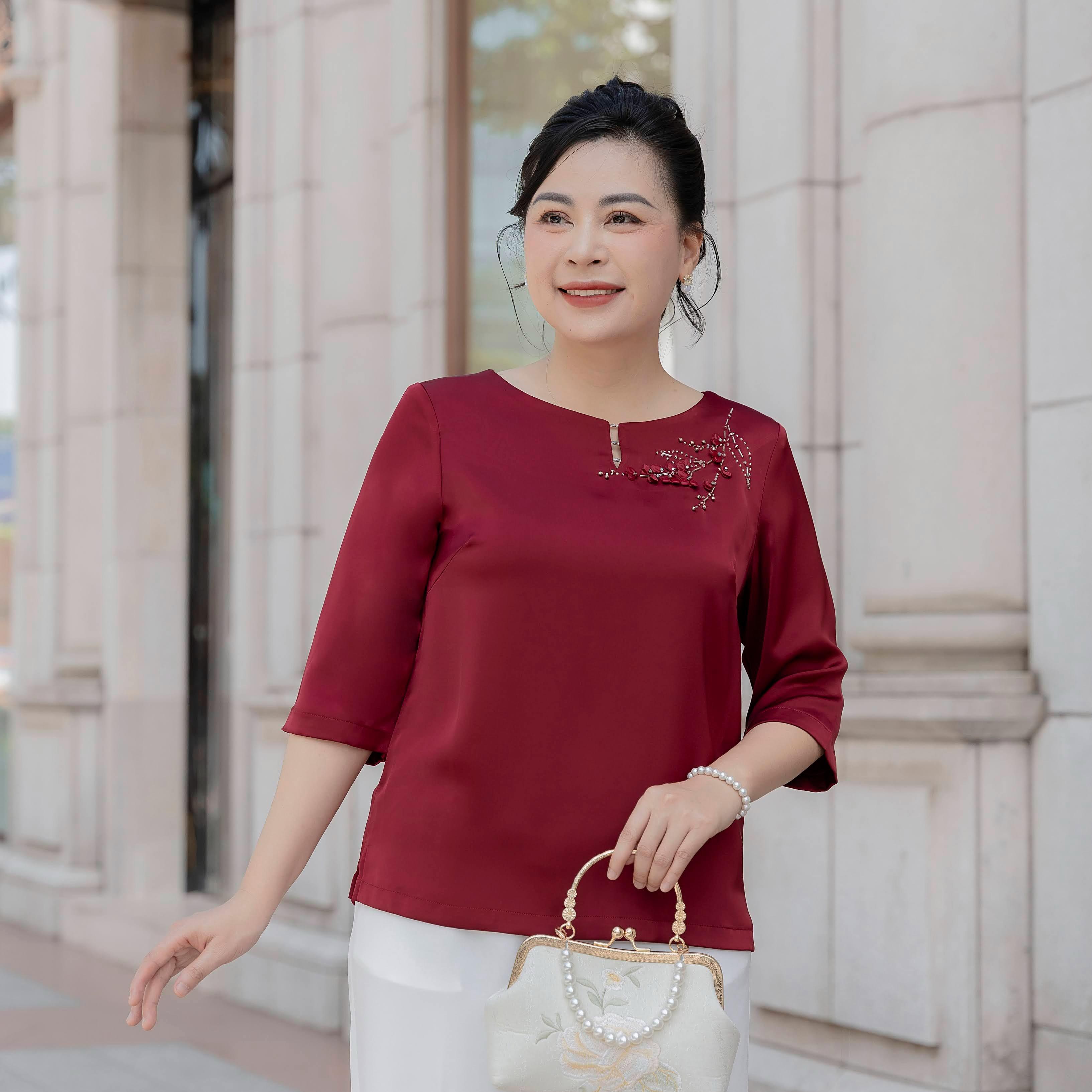 GUMOM - Áo Kiểu Trung Niên U50 U60 Cao Cấp Cổ Tròn Tay Lỡ Thêu Hoa Đính kết hoa và pha lê thủ công Sang Trọng Cho Nữ - Women Nhung Kem Xanh Nho Tua Rua Top Voi