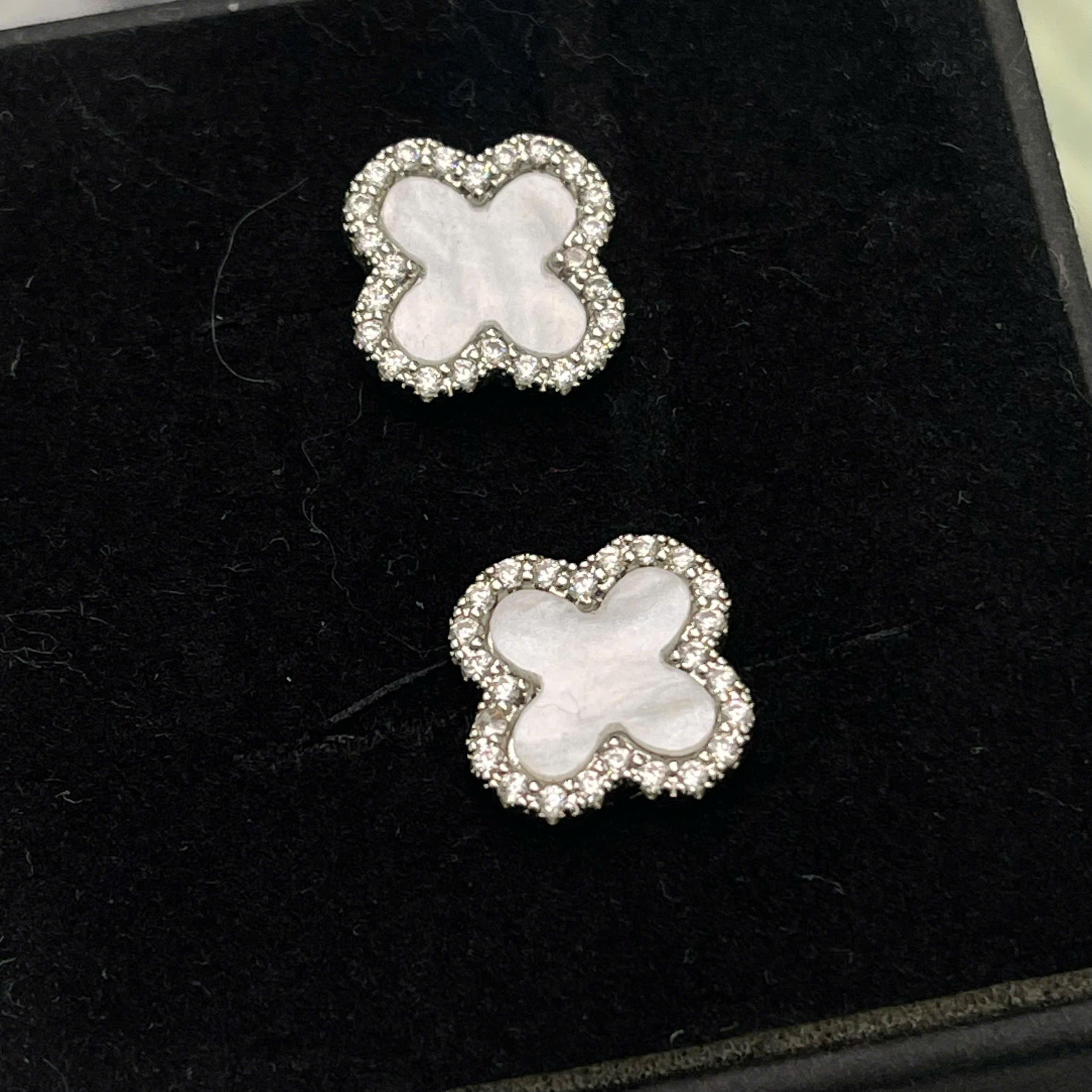 khuyên kiểu cặp cỏ bốn lá trắng viền kim cương trắng titan._thumbnail_1