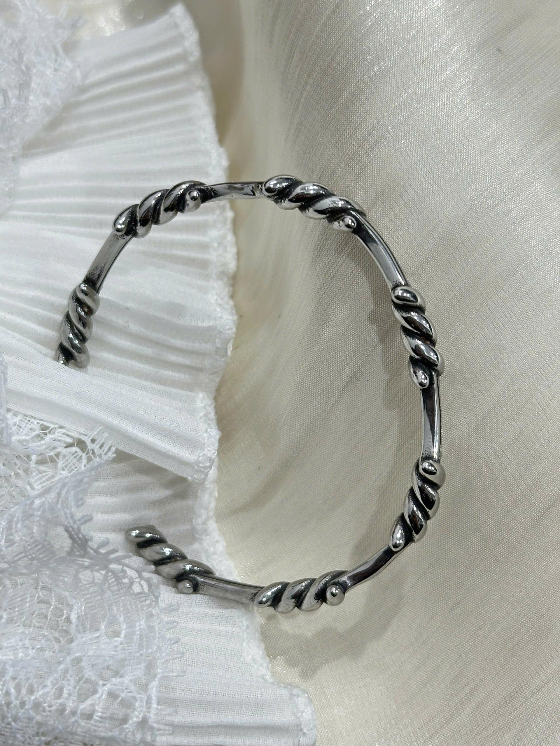 Vòng tay cuff titan xoắn kẽm gai.