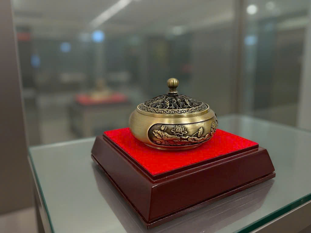 Lư đốt trầm bằng đồng hoa văn sen _thumbnail_0