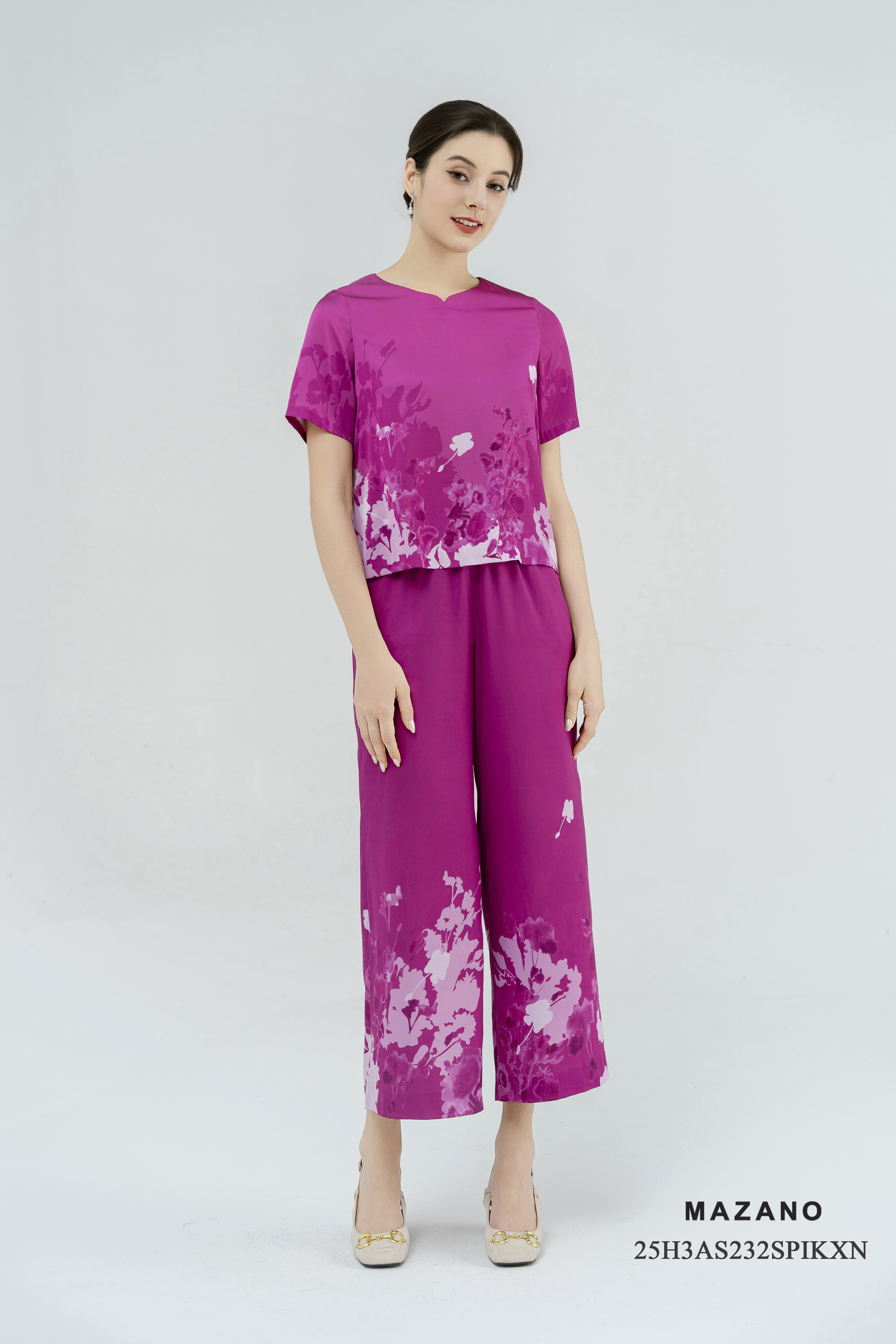 Bộ đồ suông Vải lụa Họa tiết hồng Cổ cách điệu Tay ngăn Dài quần tới qua cá chân_thumbnail_1