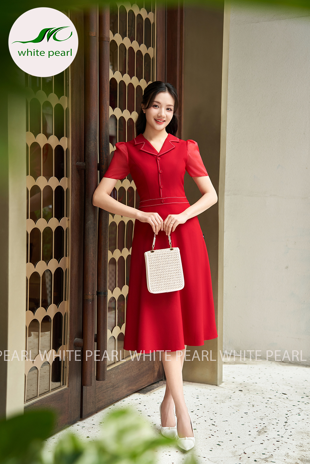 Đầm liền xòe cổ 2 ve đột chỉ tay voan bồng rút sun khóa sau 2 lớp có túi màu đỏ D2403 thời trang công sở cao cấp White Pearl