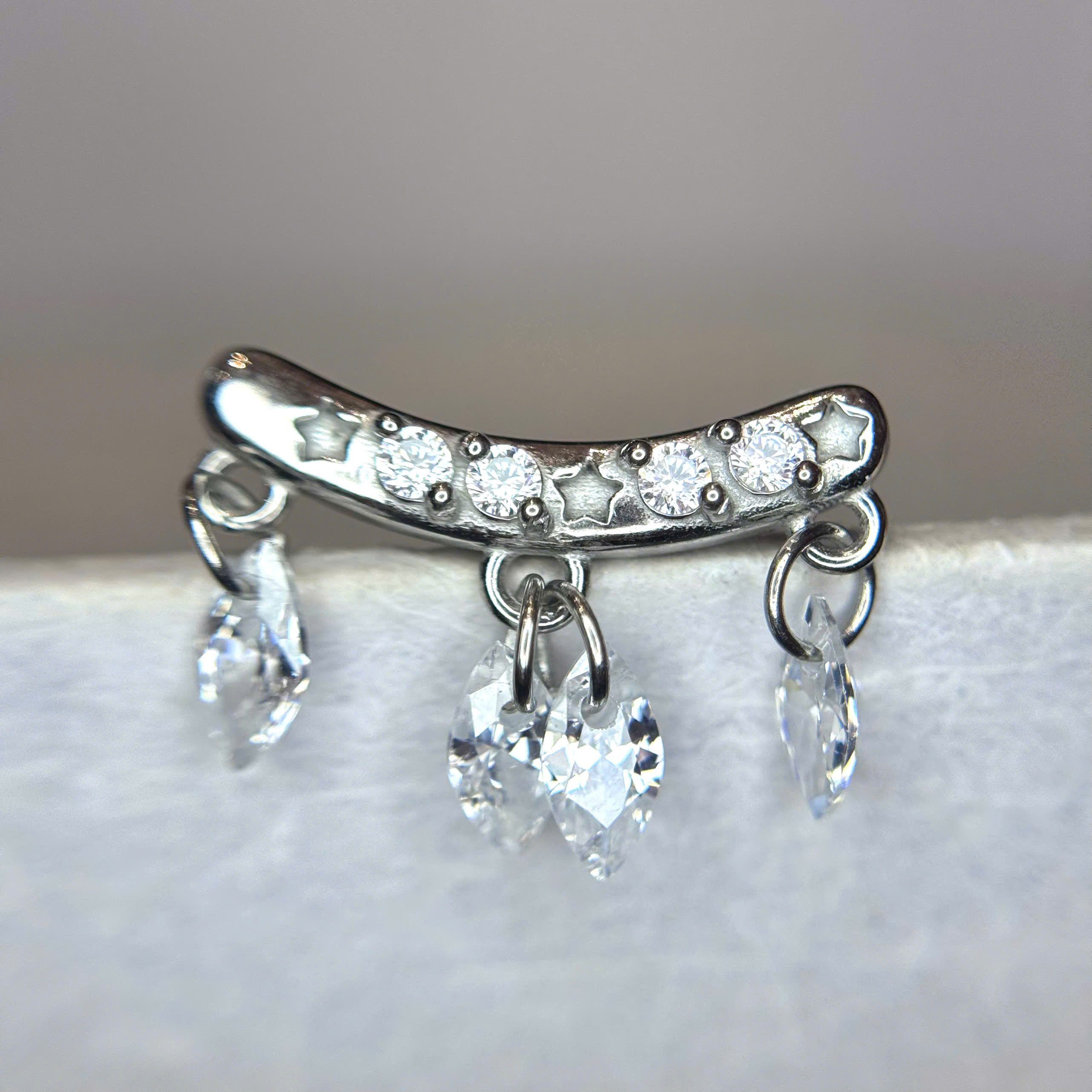 Khuyên kiểu vành tua rơi đá hình thoi dẹt