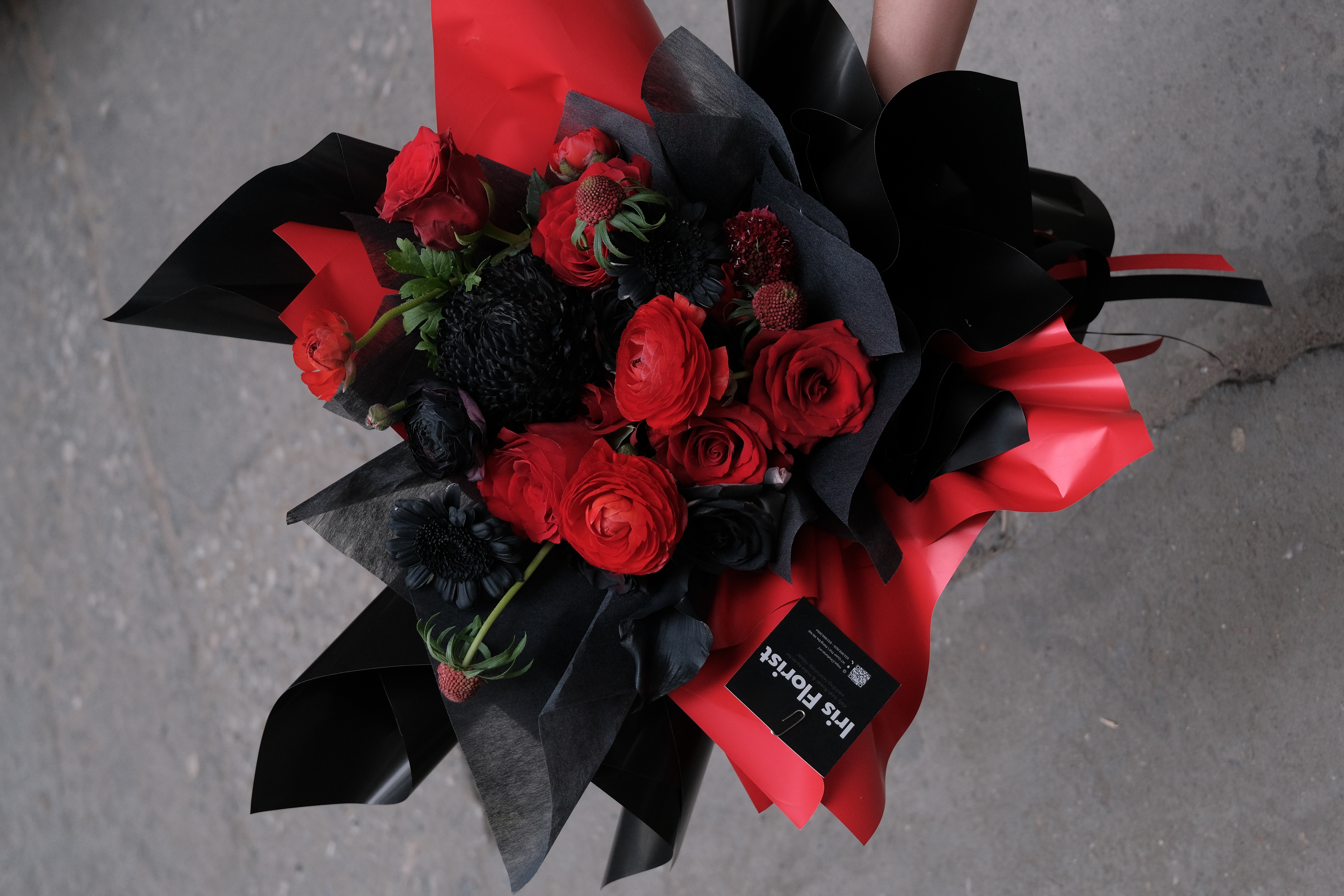 Red and Black Bloom - bó hoa tone đỏ đen