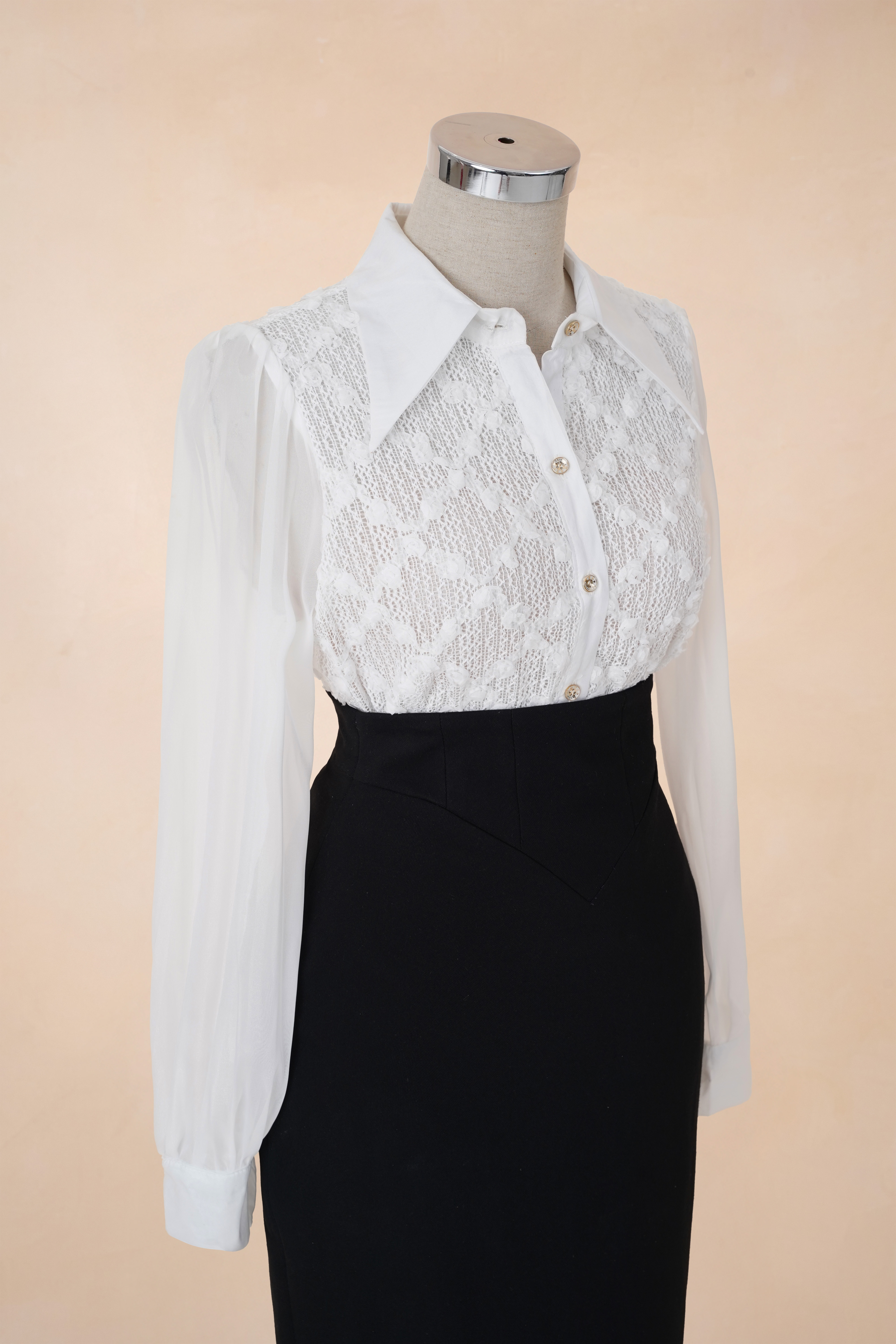 Sơ Mi Cổ Nhọn Tay Tơ Hoa Nổi_thumbnail_2