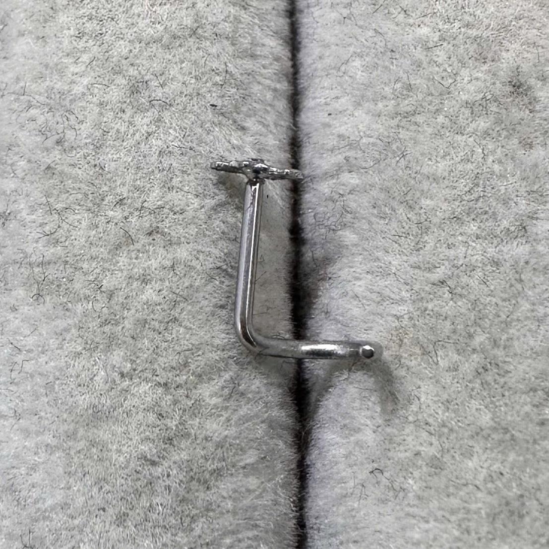 khuyên mũi chữ C hình chrom heart._thumbnail_3