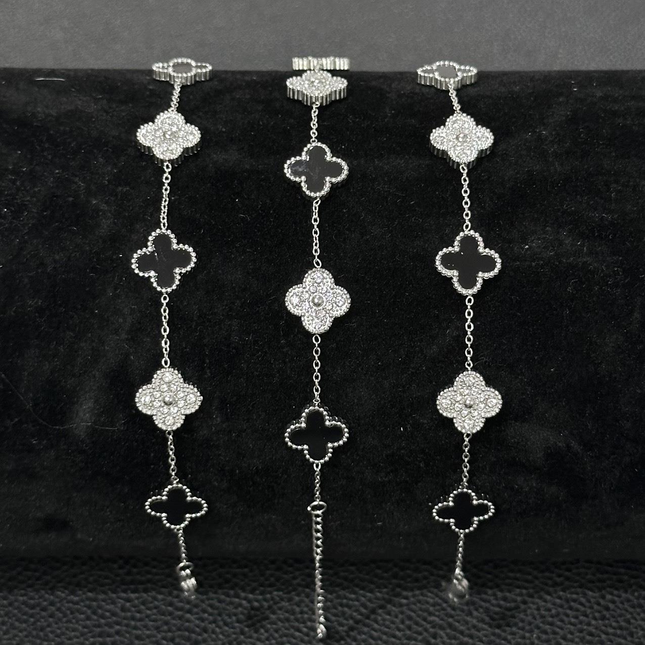 Vòng tay van cleef đá đen xen kẽ đá kim cương màu bạc