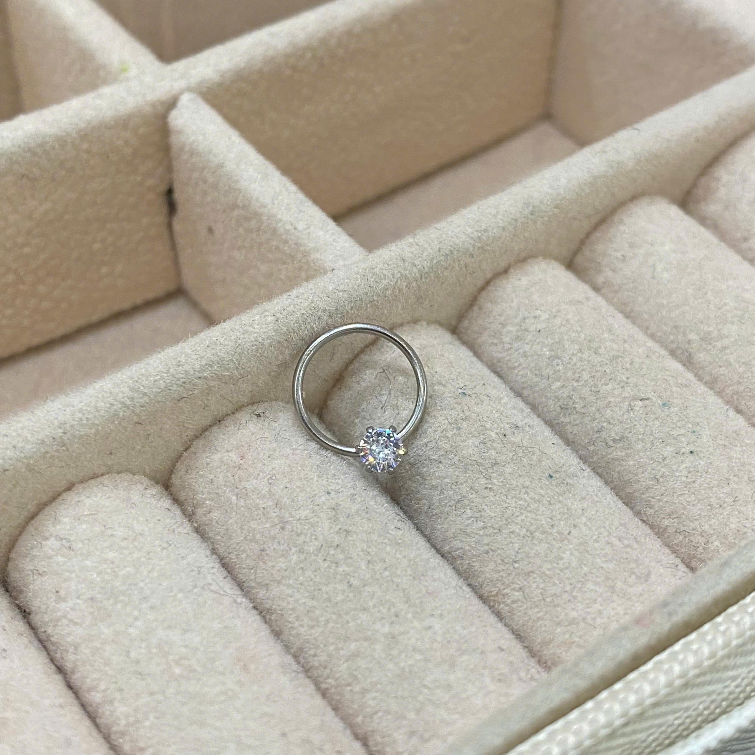 Vòng 1 đá size 6 bẻ.