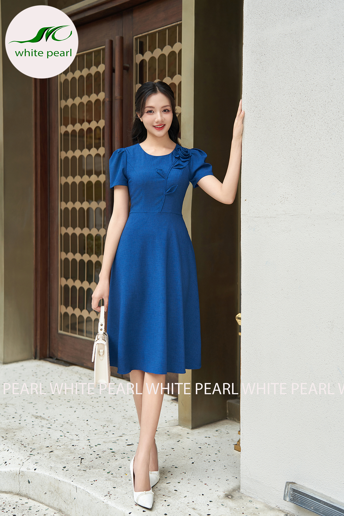 Mẫu đầm xòe liền cổ tròn đính hoa D2401 màu xanh cổ vịt thời trang công sở cao cấp White Pearl_thumbnail_4