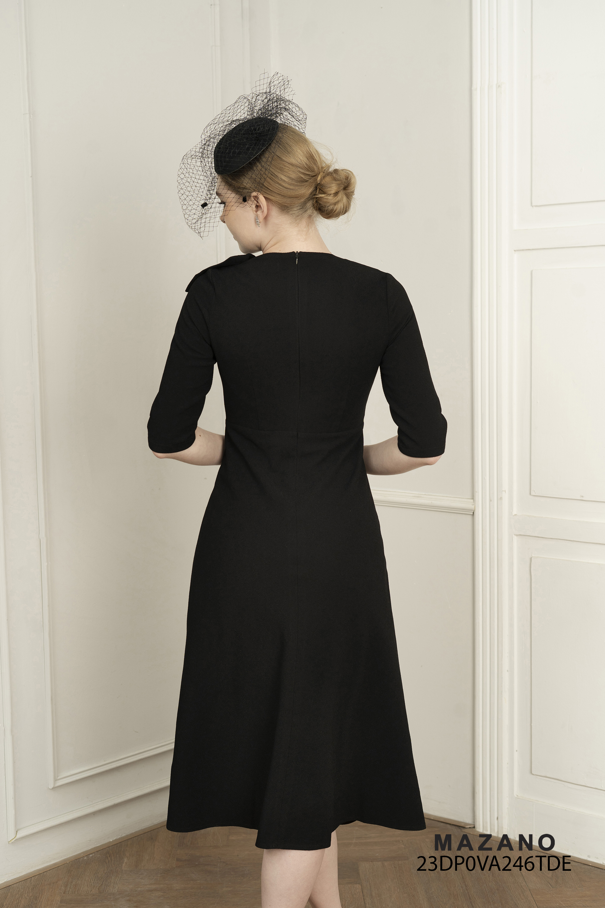 Đầm thân ôm vừa, chân rủ đính cườm trang trí nơ_thumbnail_2