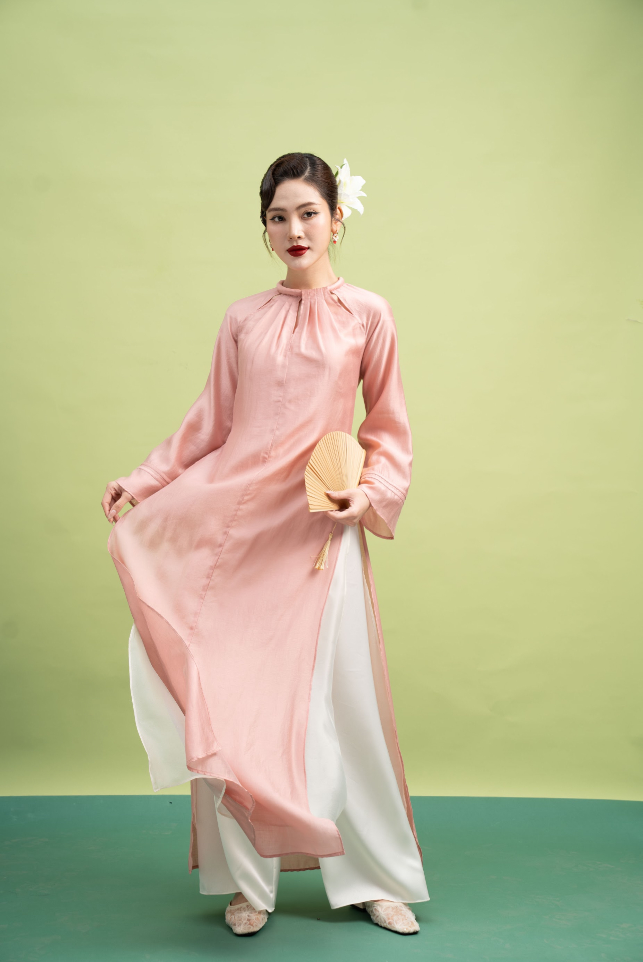 Áo dài cổ bông tơ lưới hồng phối cổ xoắn tà