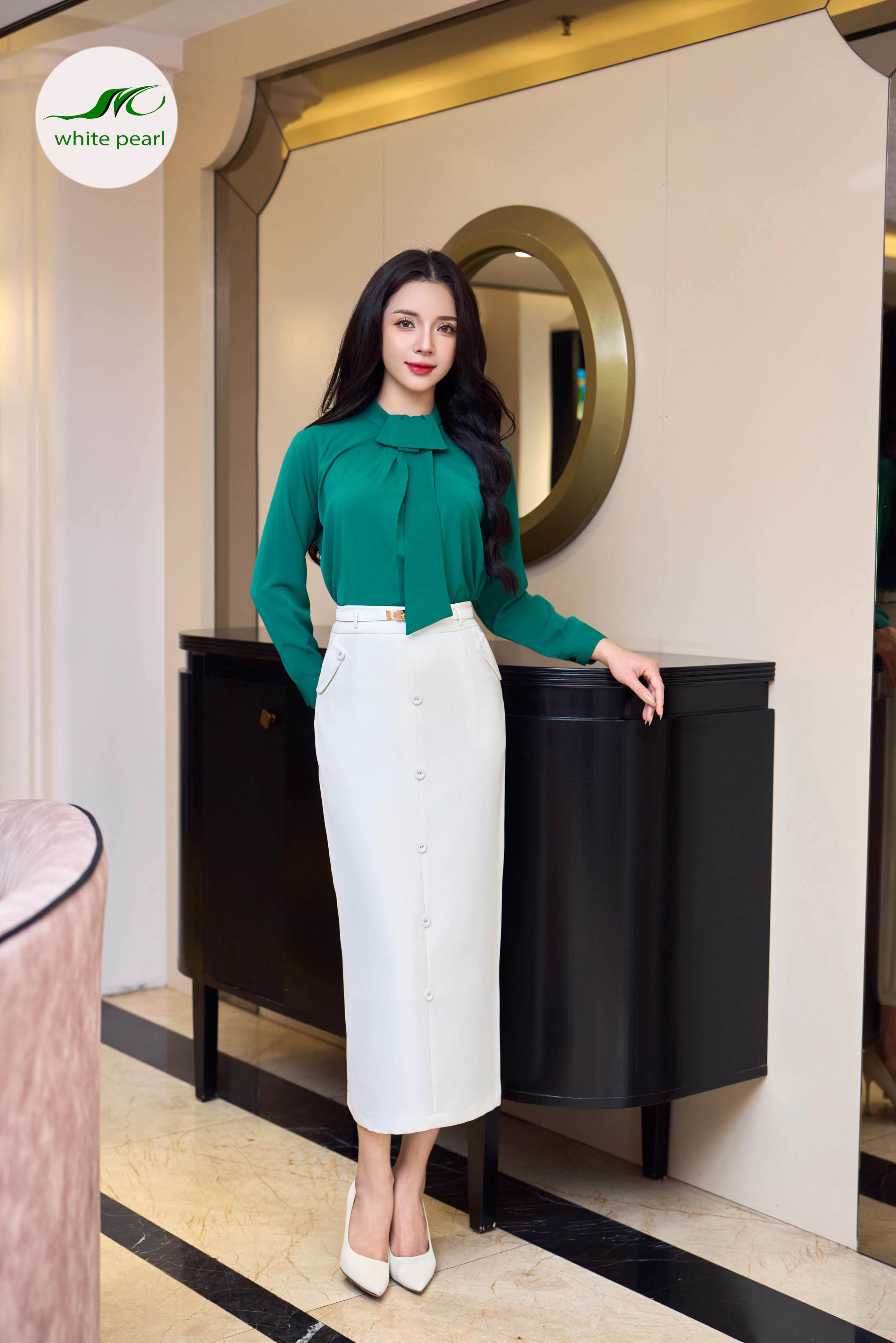 Chân váy thời trang ôm suông nắp túi chéo thời trang công sỏ White Pearl