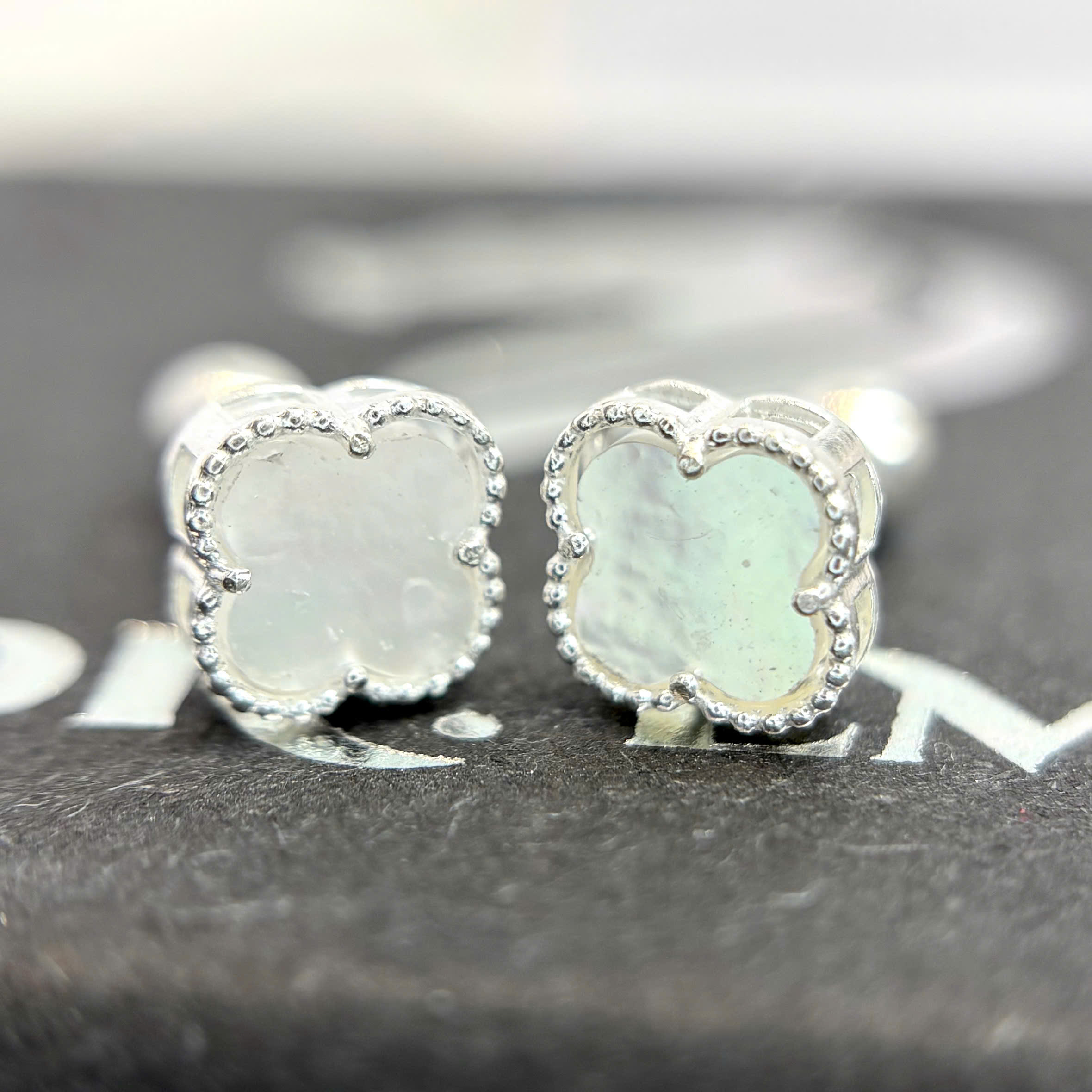 Khuyên kiểu bạc xi kim 4 lá trắng_thumbnail_1