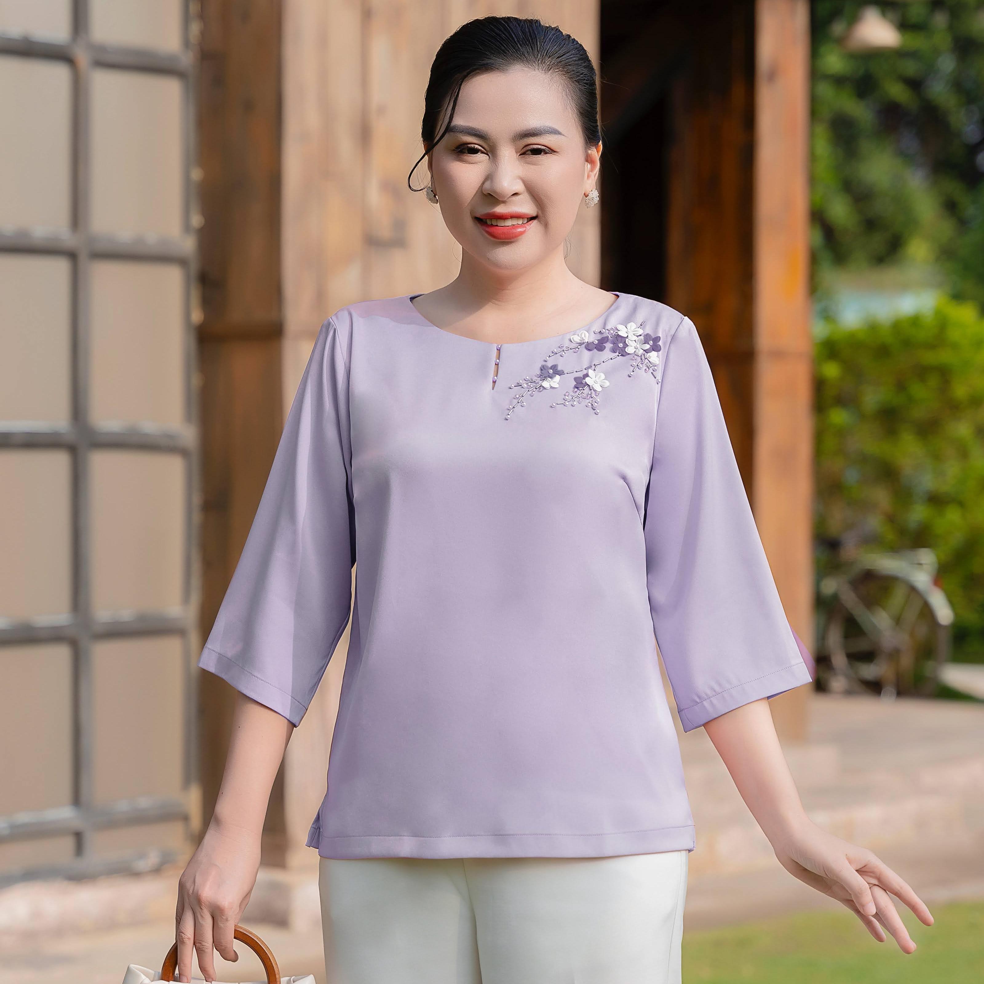 GUMOM - Áo Kiểu Trung Niên U50 U60 Cao Cấp Cổ Tròn Tay Lỡ Thêu Hoa Đính kết hoa và pha lê thủ công Sang Trọng Cho Nữ - Women Nhung Kem Xanh Nho Tua Rua Top Voi_thumbnail_4