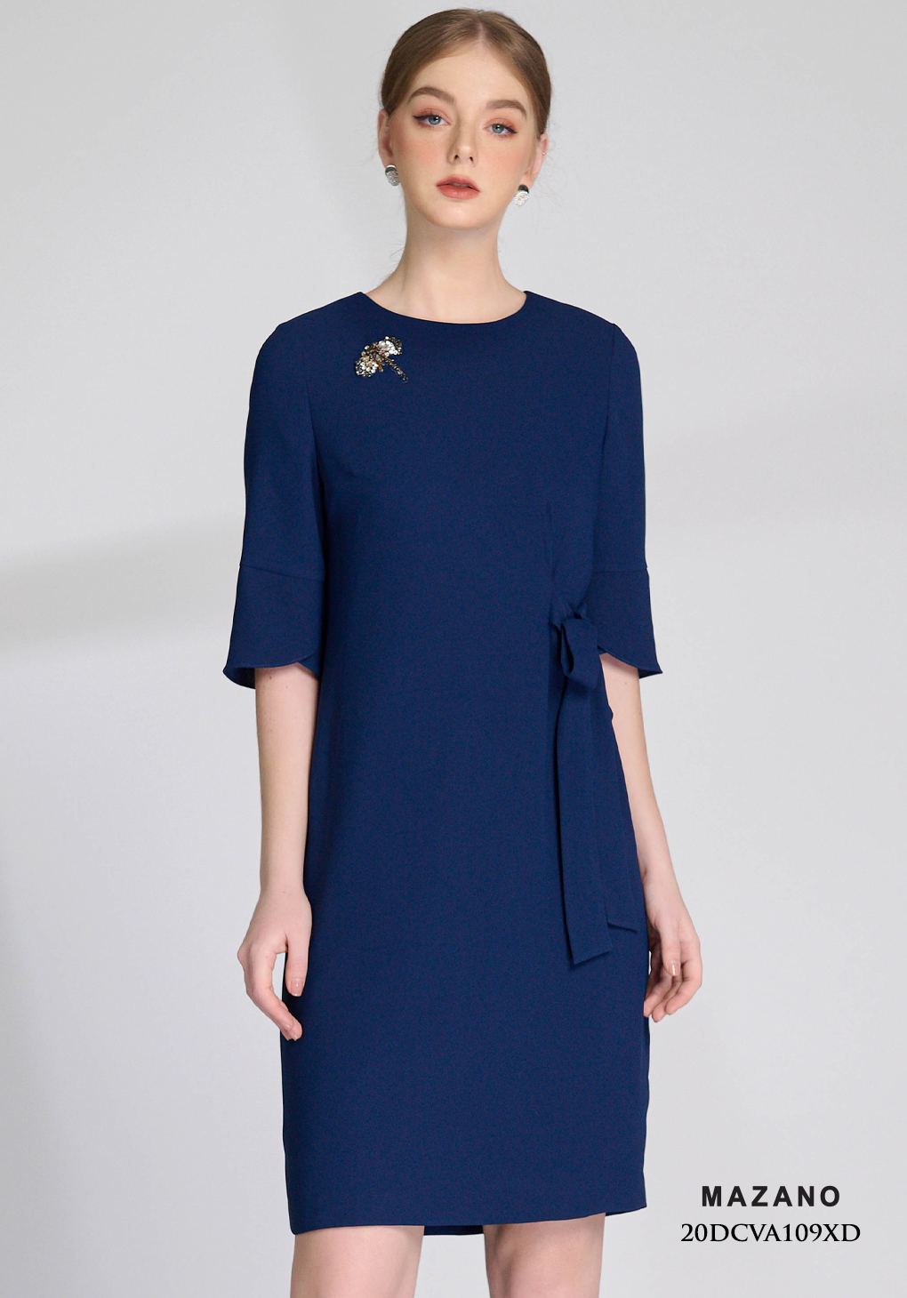 Đầm xanh suông vừa thắt đai trang trí, tay cách điệu