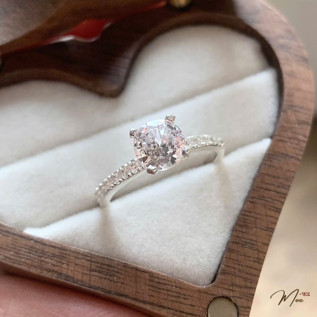 N50 - Nhẫn đá chủ 5ly cầu hôn viền đá