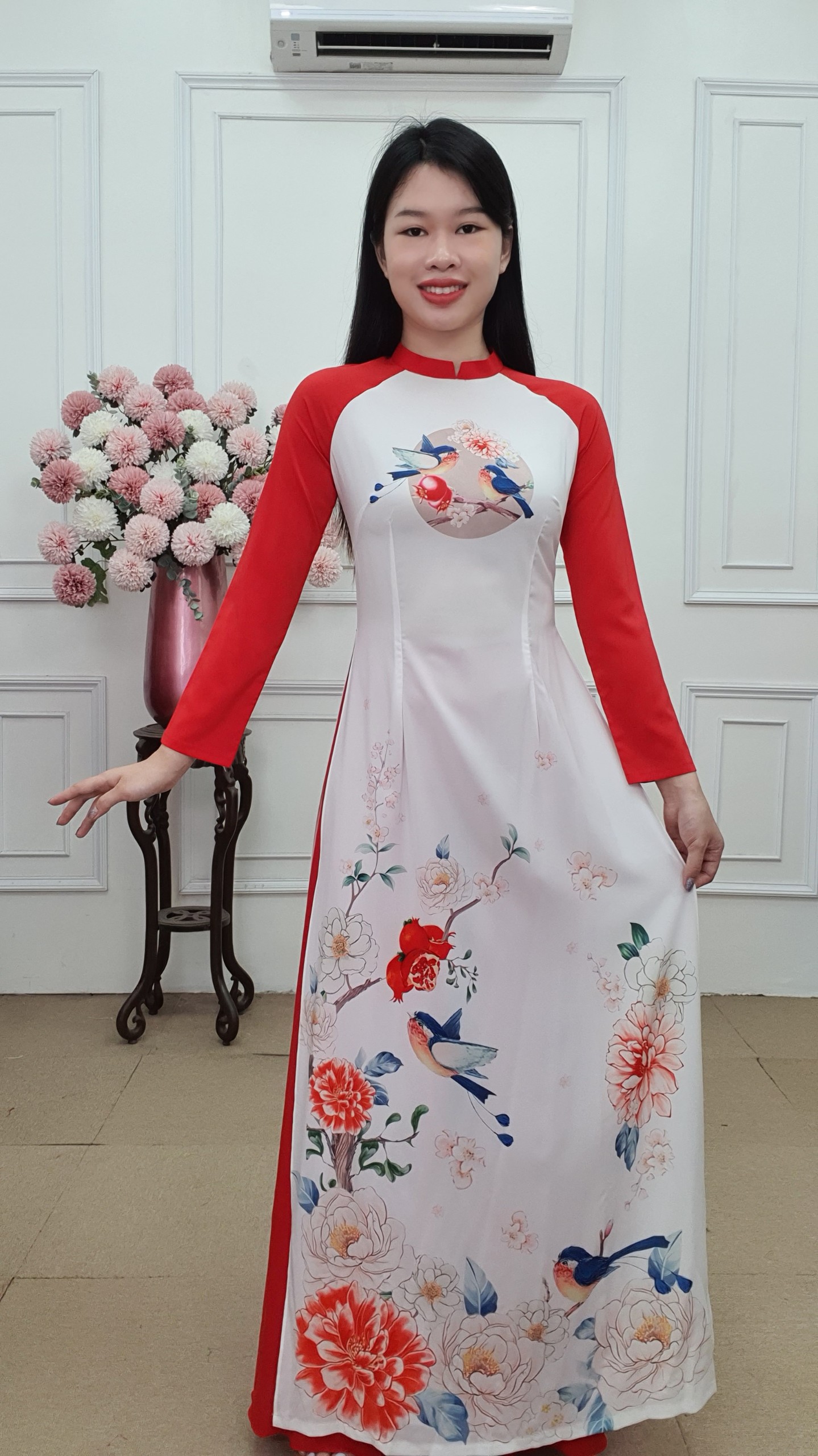A2021 áo dài lụa nhật cổ 2p tay dài nền trắng tay đỏ đôi chim cành lựu
