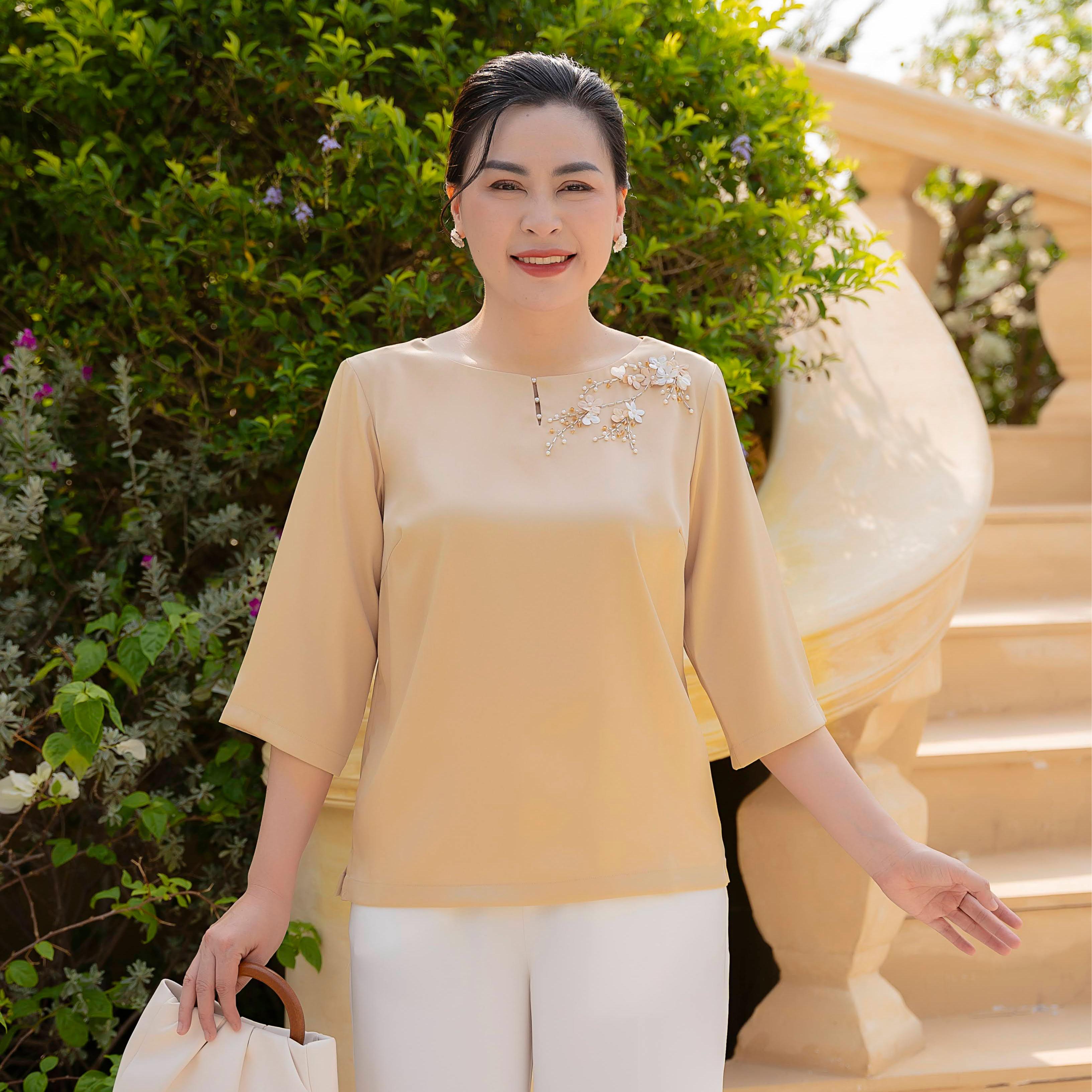 GUMOM - Áo Kiểu Trung Niên U50 U60 Cao Cấp Cổ Tròn Tay Lỡ Thêu Hoa Đính kết hoa và pha lê thủ công Sang Trọng Cho Nữ - Women Nhung Kem Xanh Nho Tua Rua Top Voi