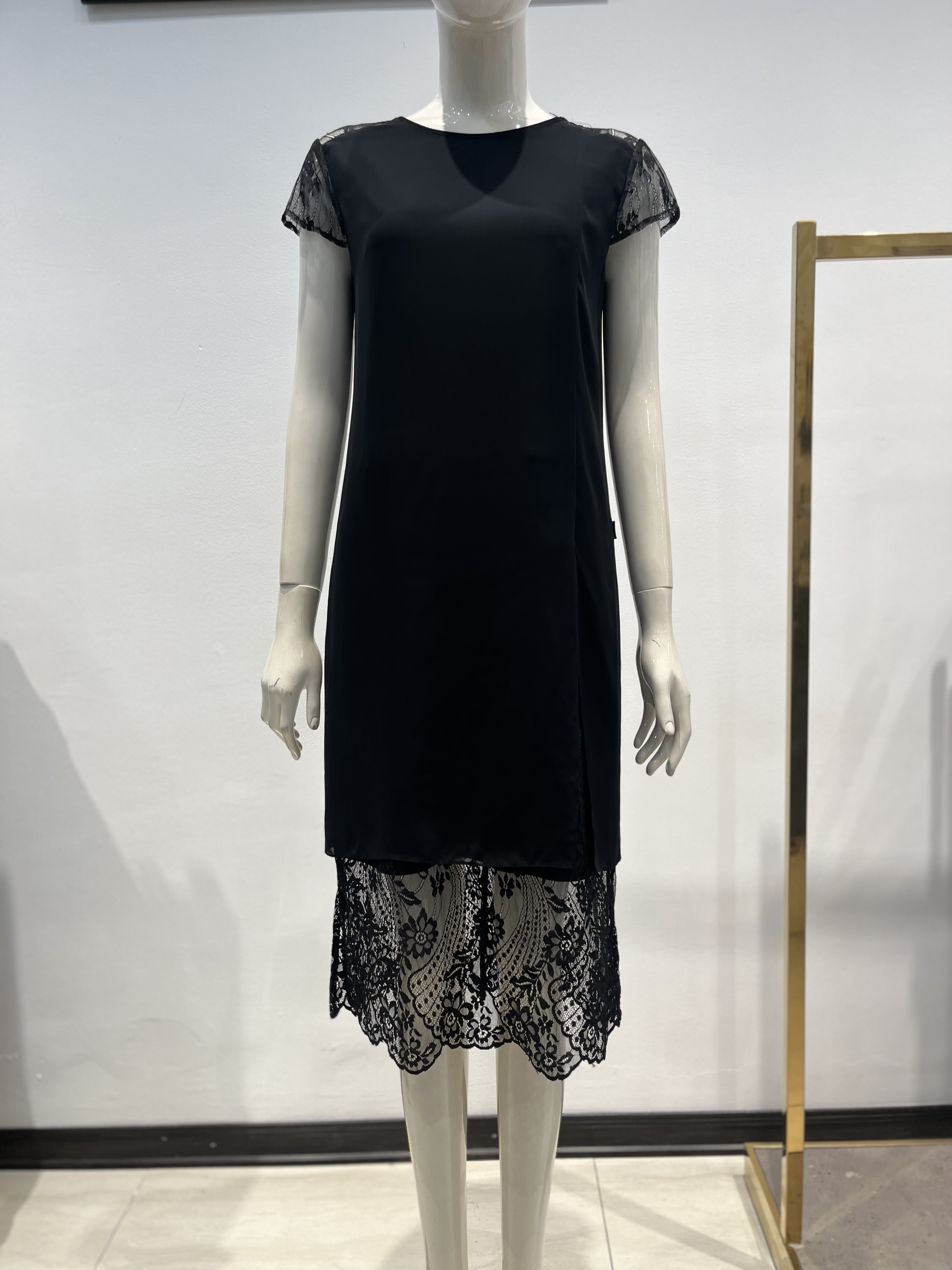 Váy suông đen chân phối ren