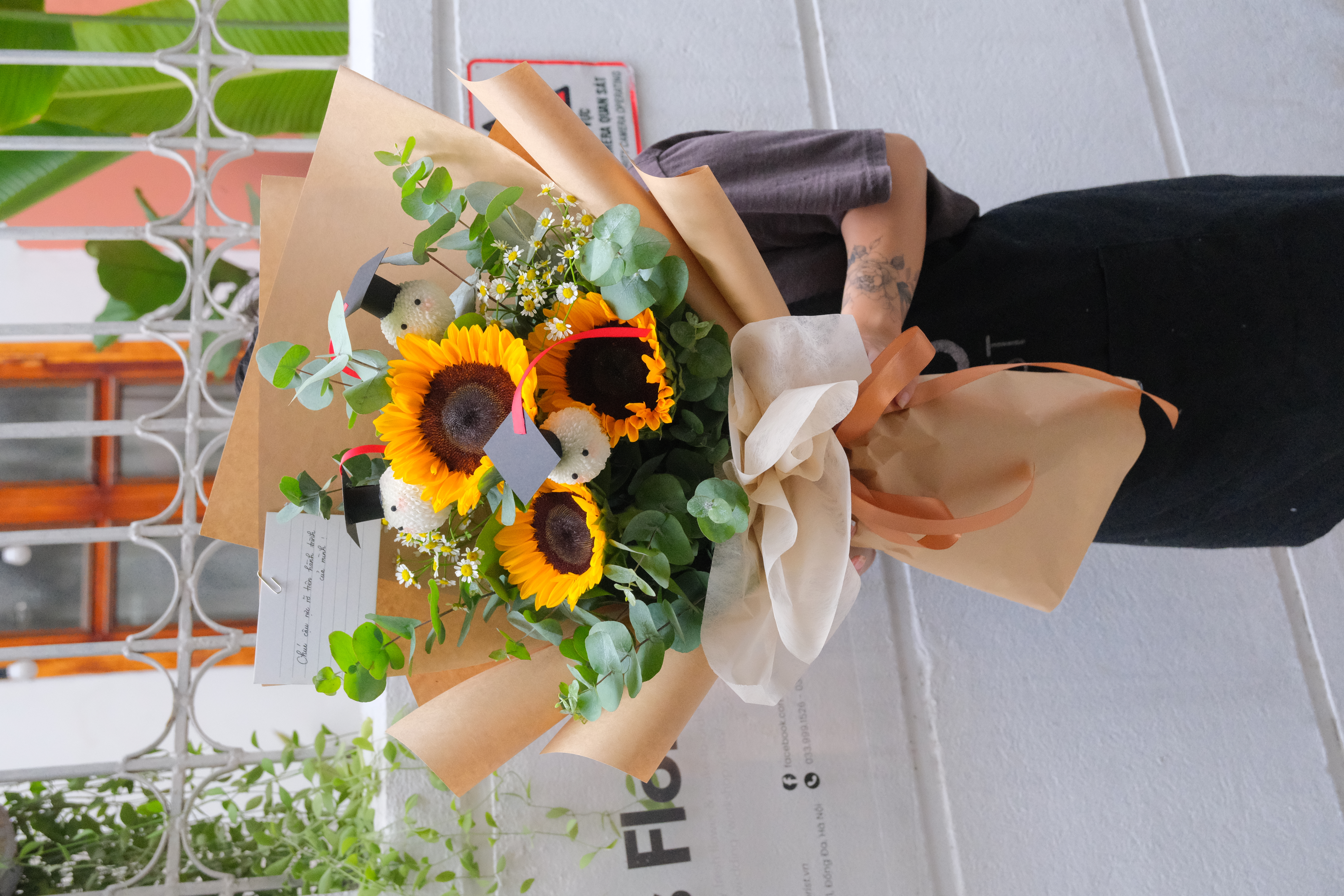 Bó hoa hướng dương mix Ping Pong tốt nghiệp