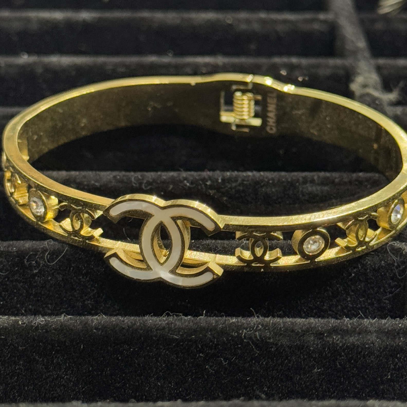 vòng tay cuff vàng titan rỗng khắc CHANEL LOGO CHANEL TRẮNG_thumbnail_3