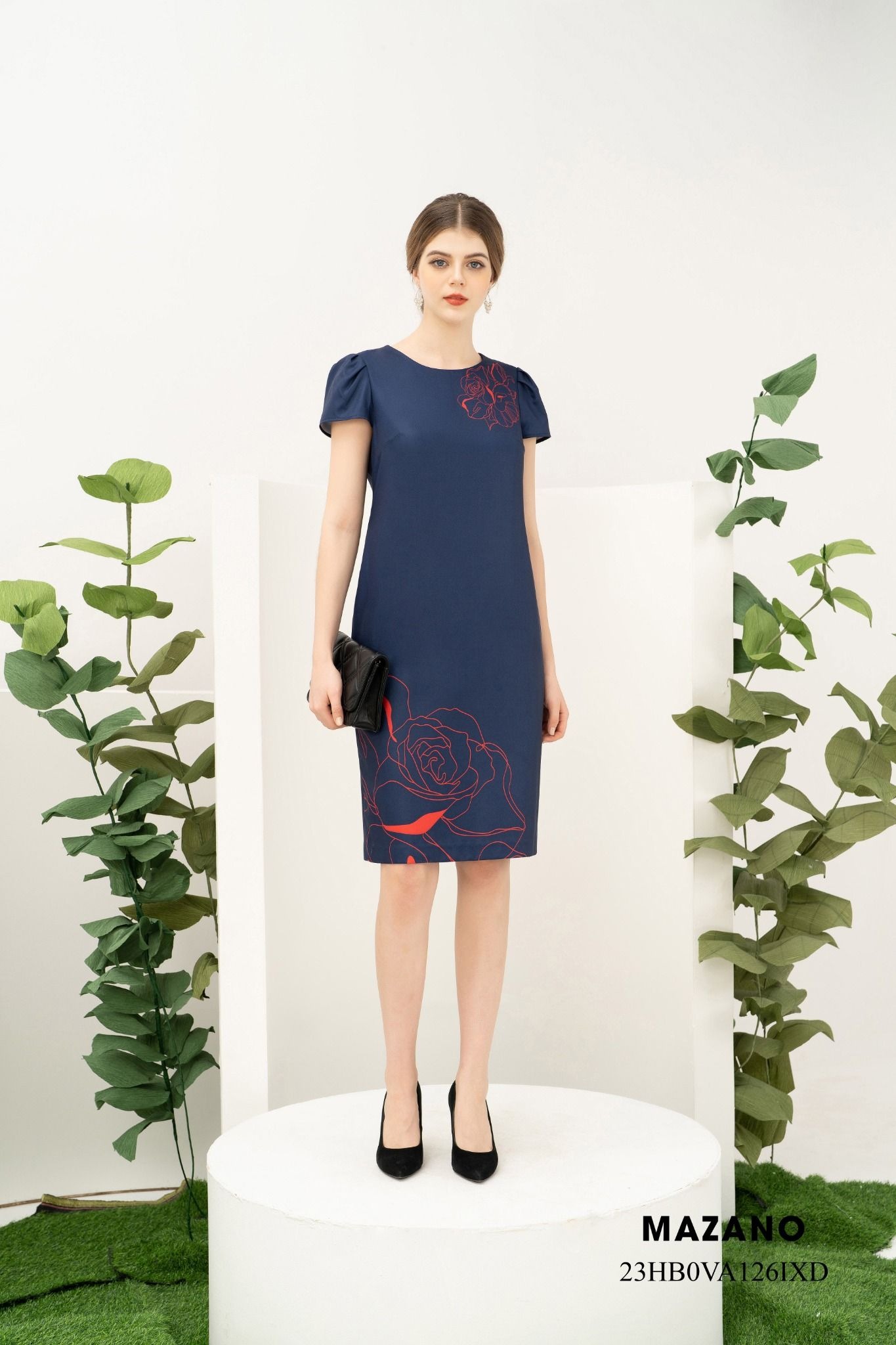 Đầm suông vừa họa tiết in bố cục