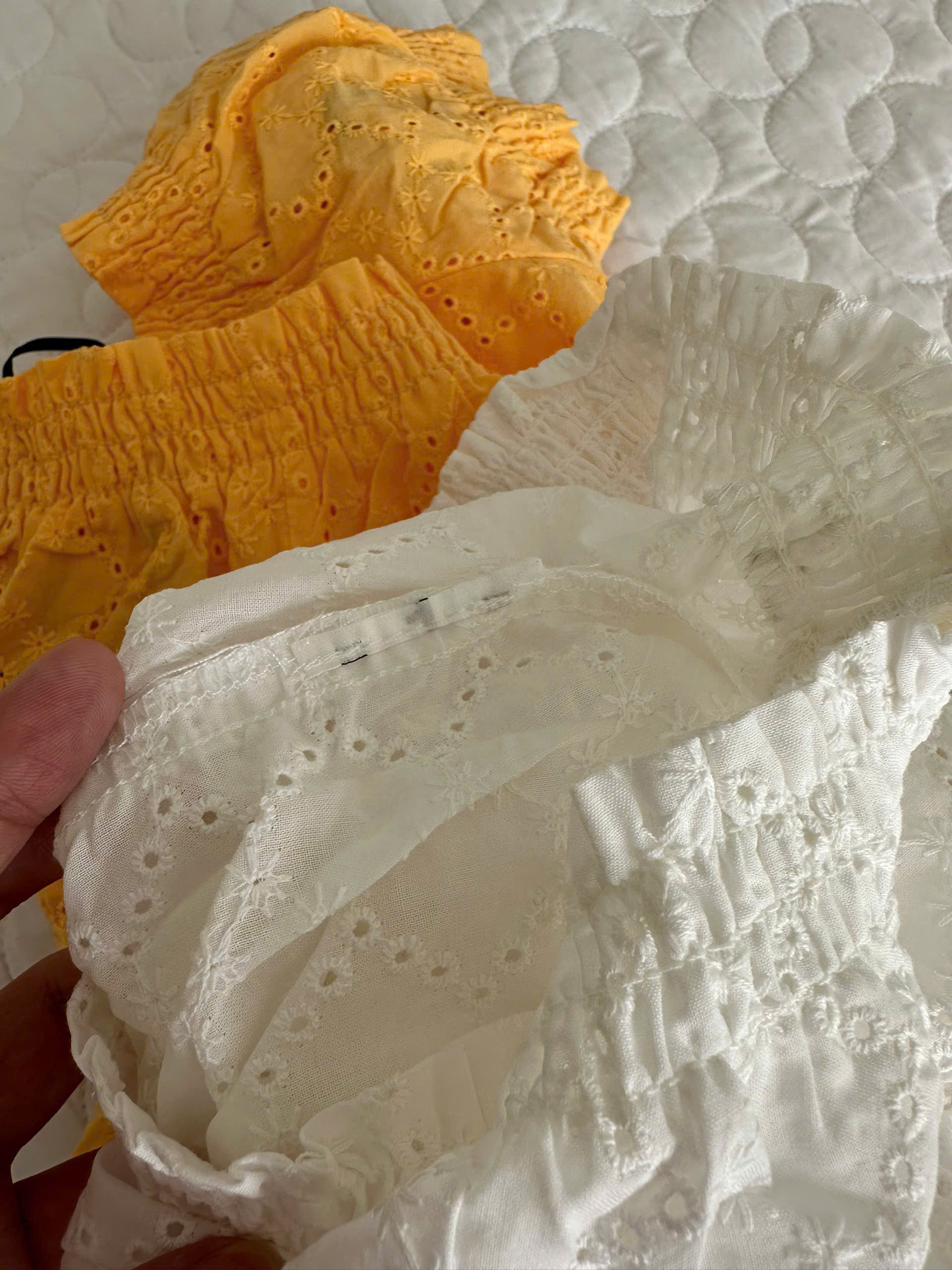 A105 ÁO KIỂU ĐỤC LỔ 2 MÀU_thumbnail_9