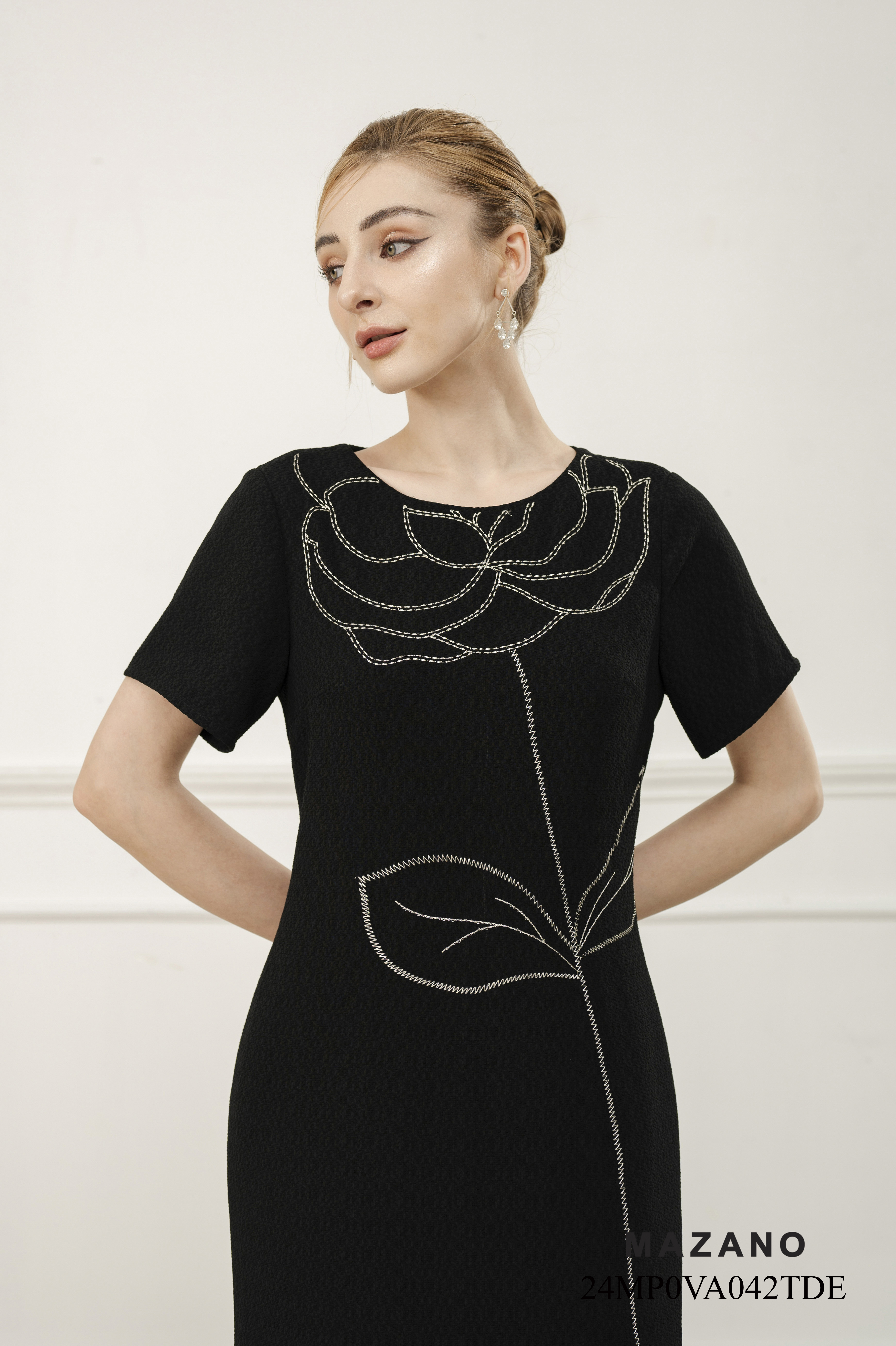 Đầm đen suông A nhẹ thêu hoa bố cục trang trí_thumbnail_4