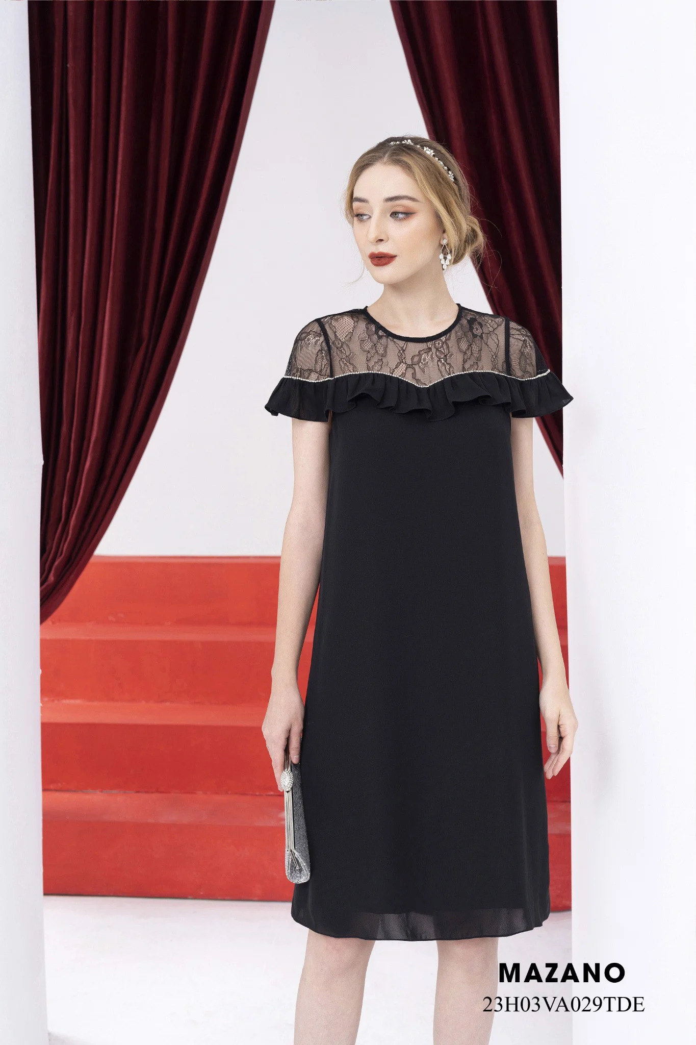 Đầm đen suông A bèo cổ phối ren đính đá