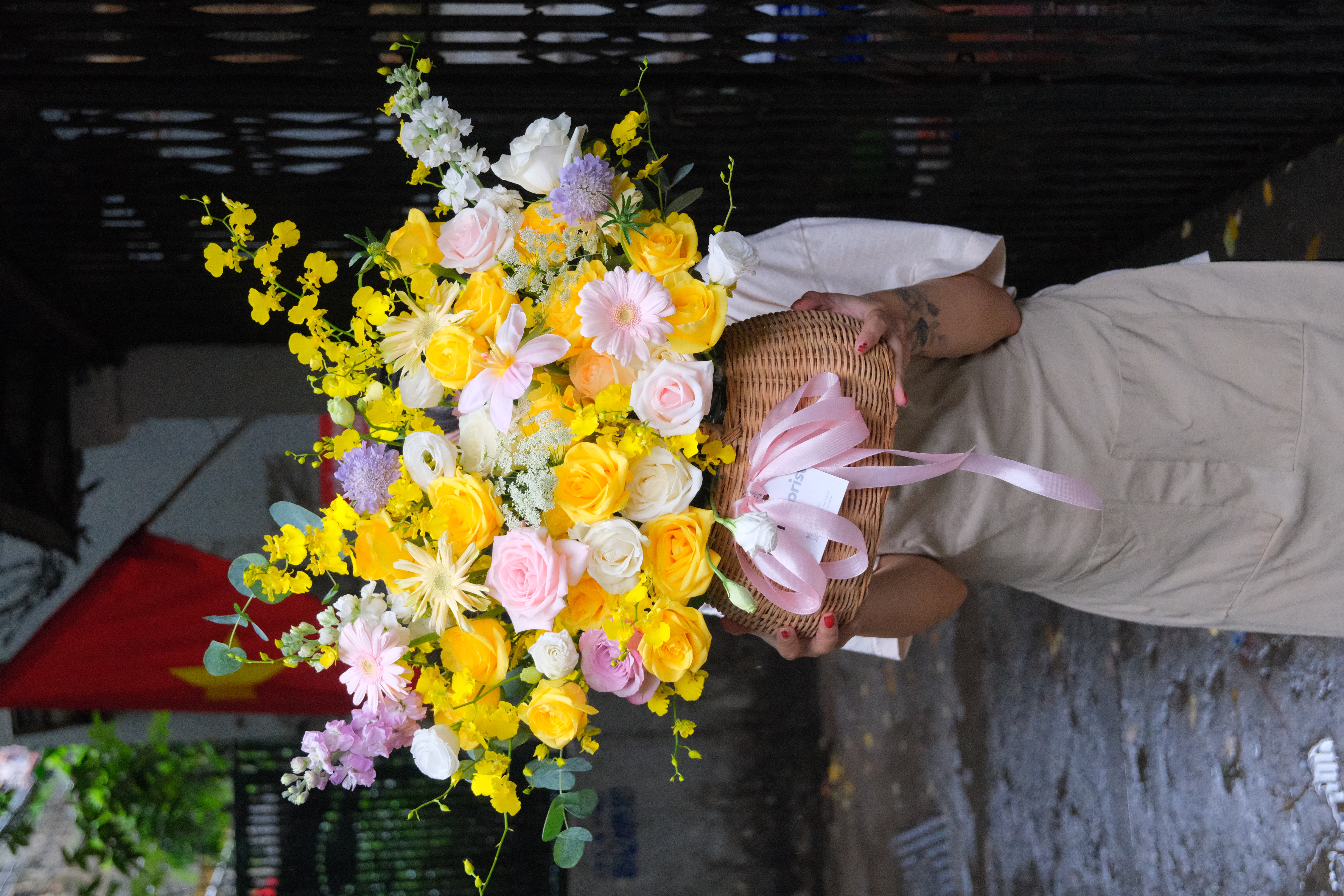 Golden Bloom Basket - Giỏ hoa hồng vàng