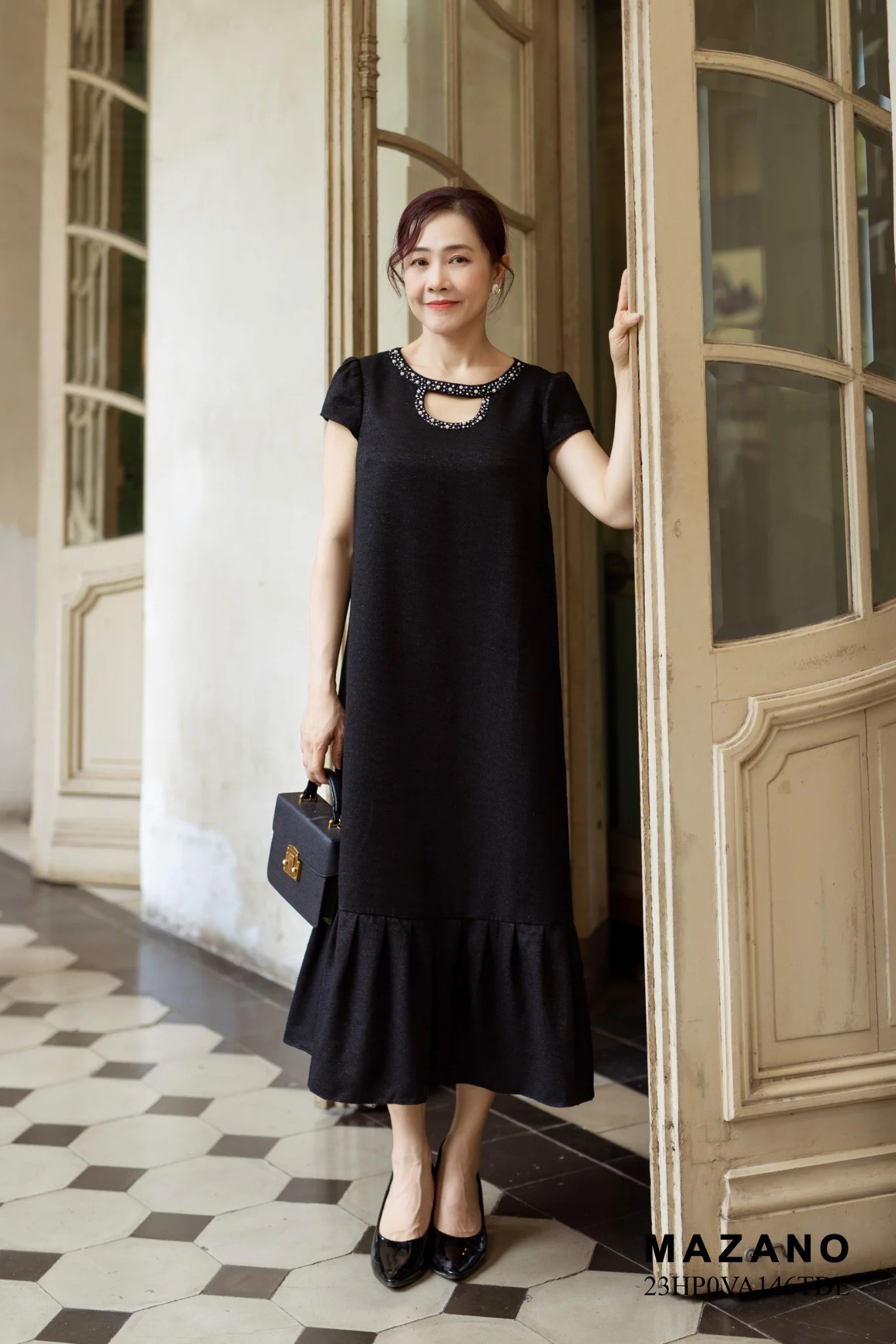 Đầm suông đen A phối bèo cổ đính hạt