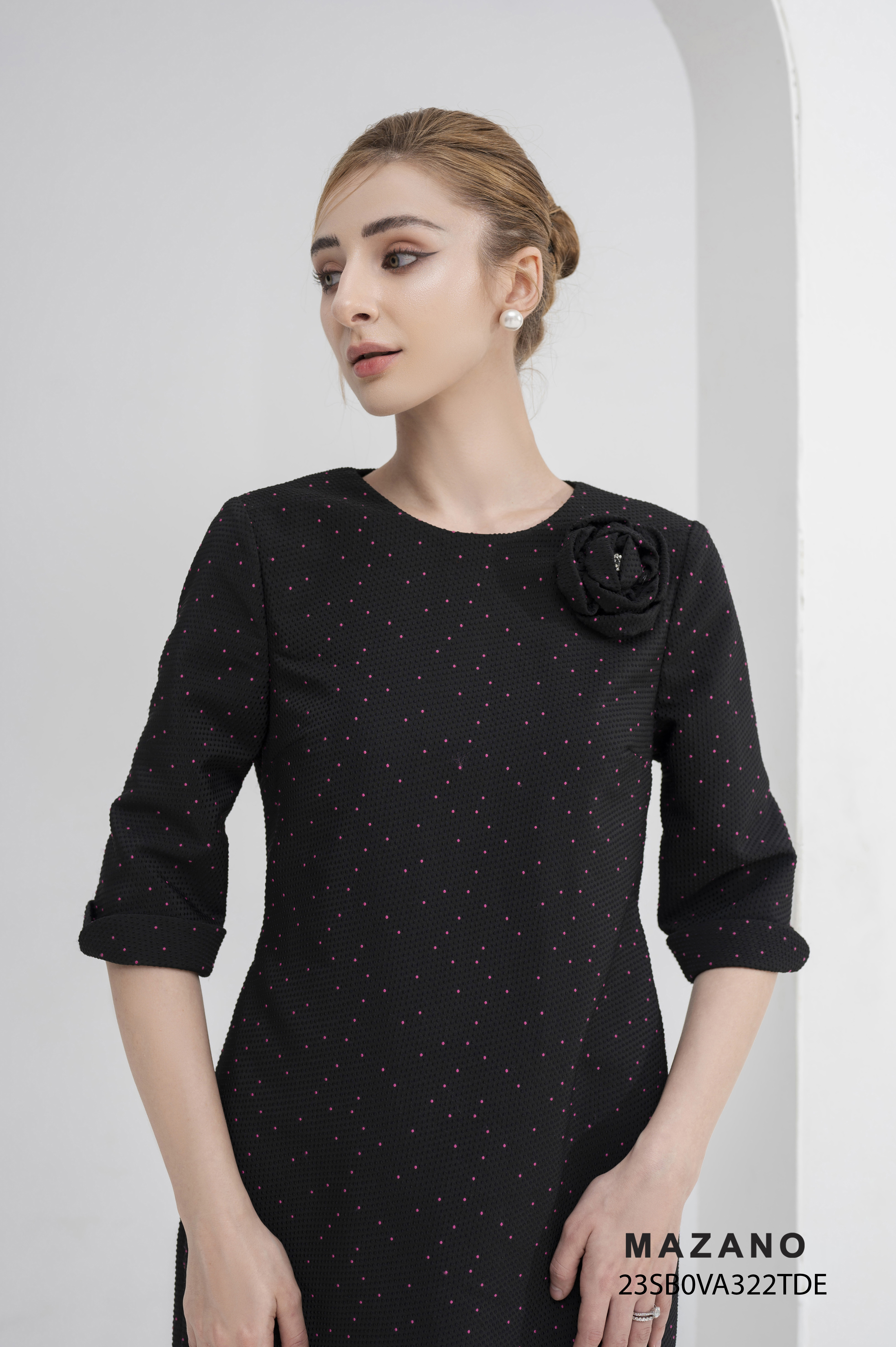 Váy Đầm suông Vải Gấm mềm Đính hoa cuốn Cổ tròn Tay lỡ Dài qua gối_thumbnail_2