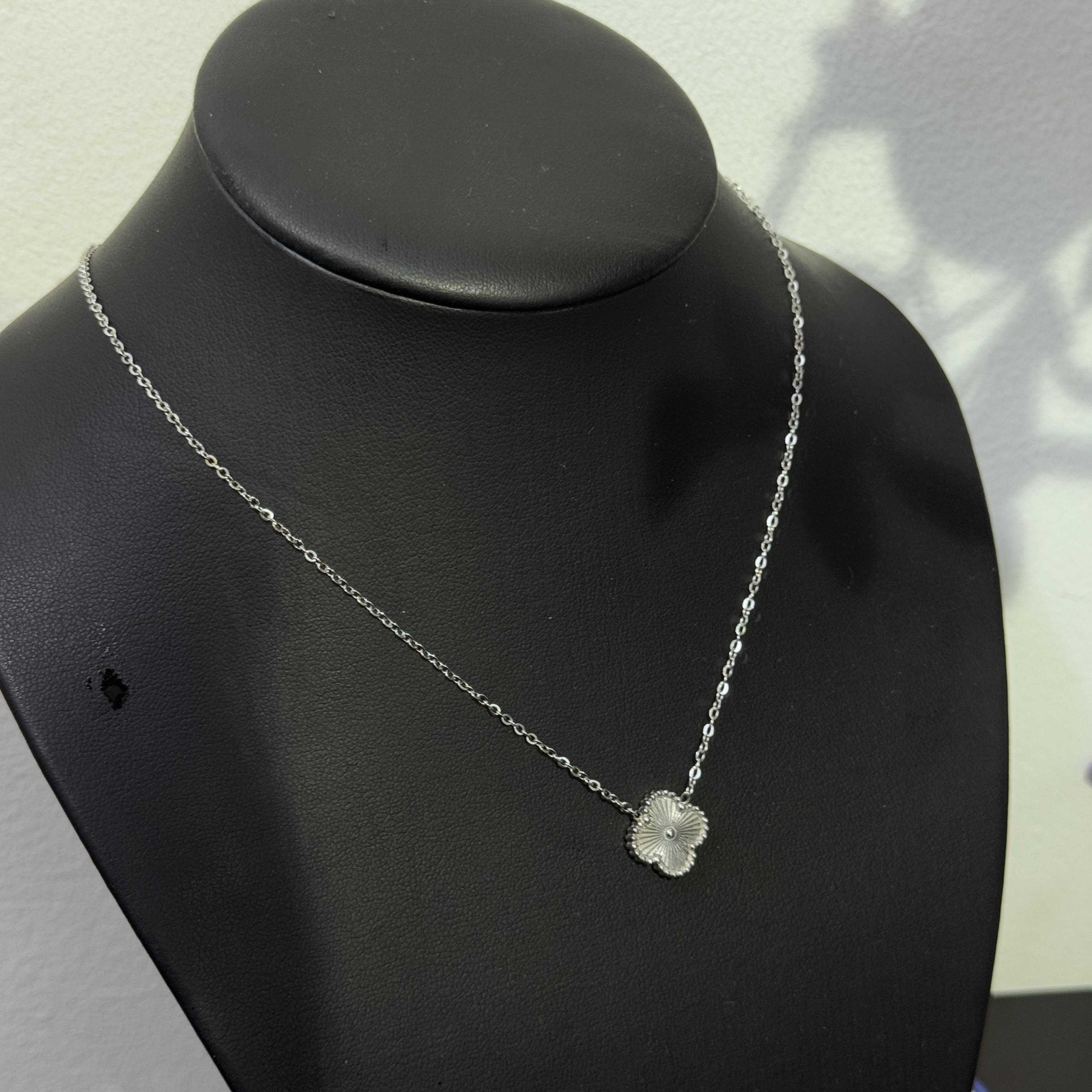 vòng cổ titan charm cỏ bốn lá màu bạc trơn._thumbnail_2