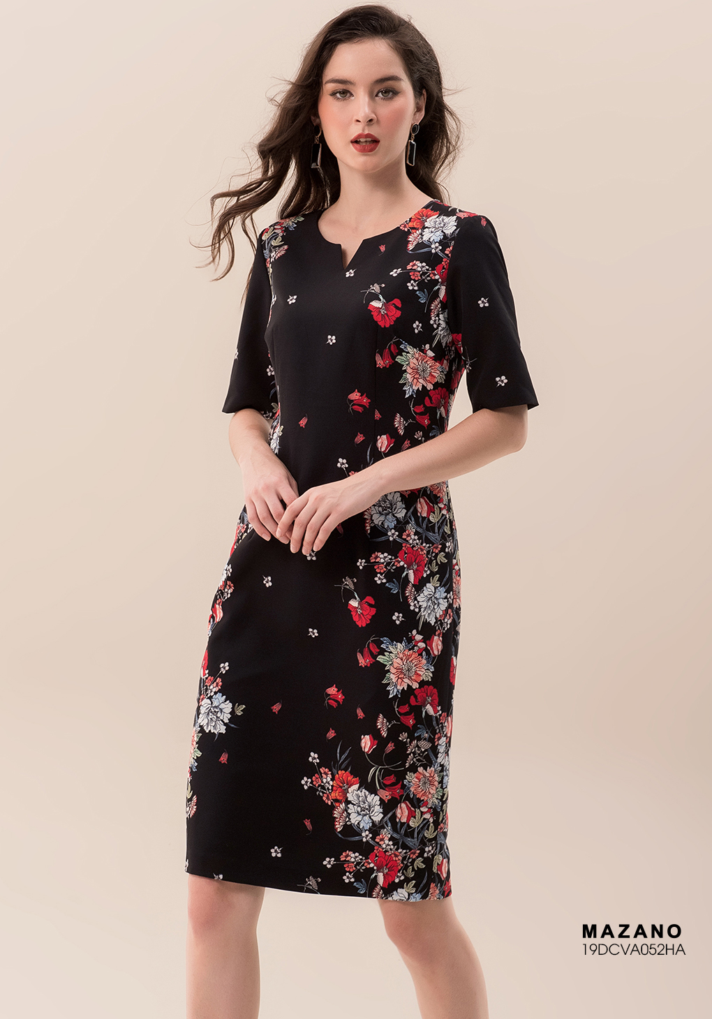 Đầm đen ôm họa tiết cổ tròn