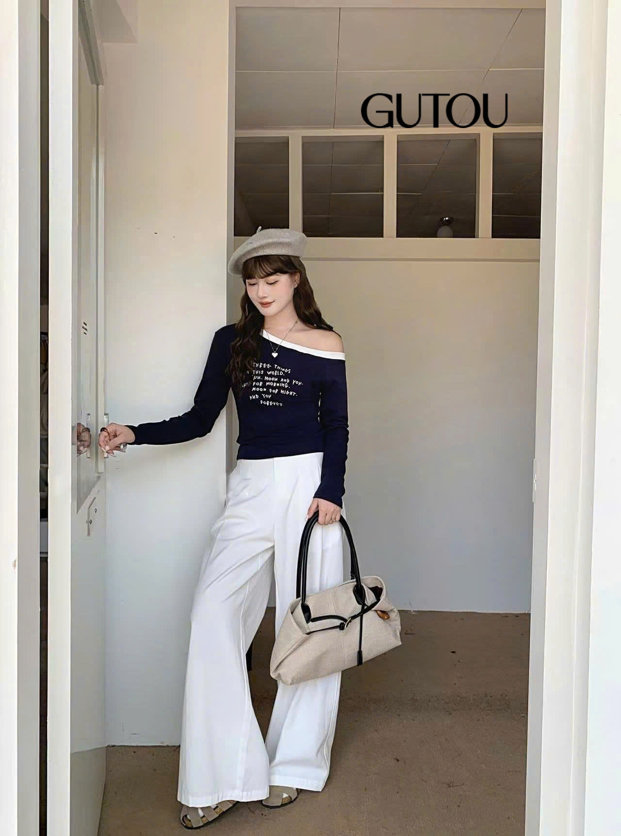 [ GUTOU ] Áo Lệch Vai Phối Viền Chữ In “Sun Moon You”