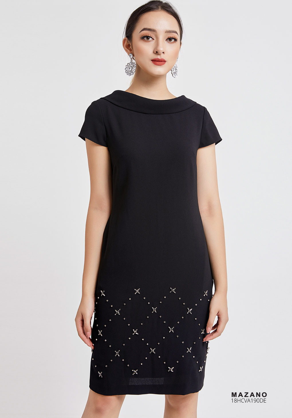 Váy đen cổ nữ hoàng đính đá_thumbnail_3