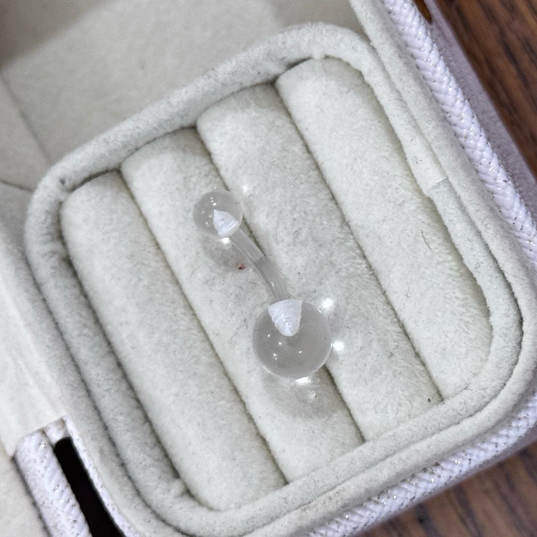 Khuyên rốn trong suốt._thumbnail_2