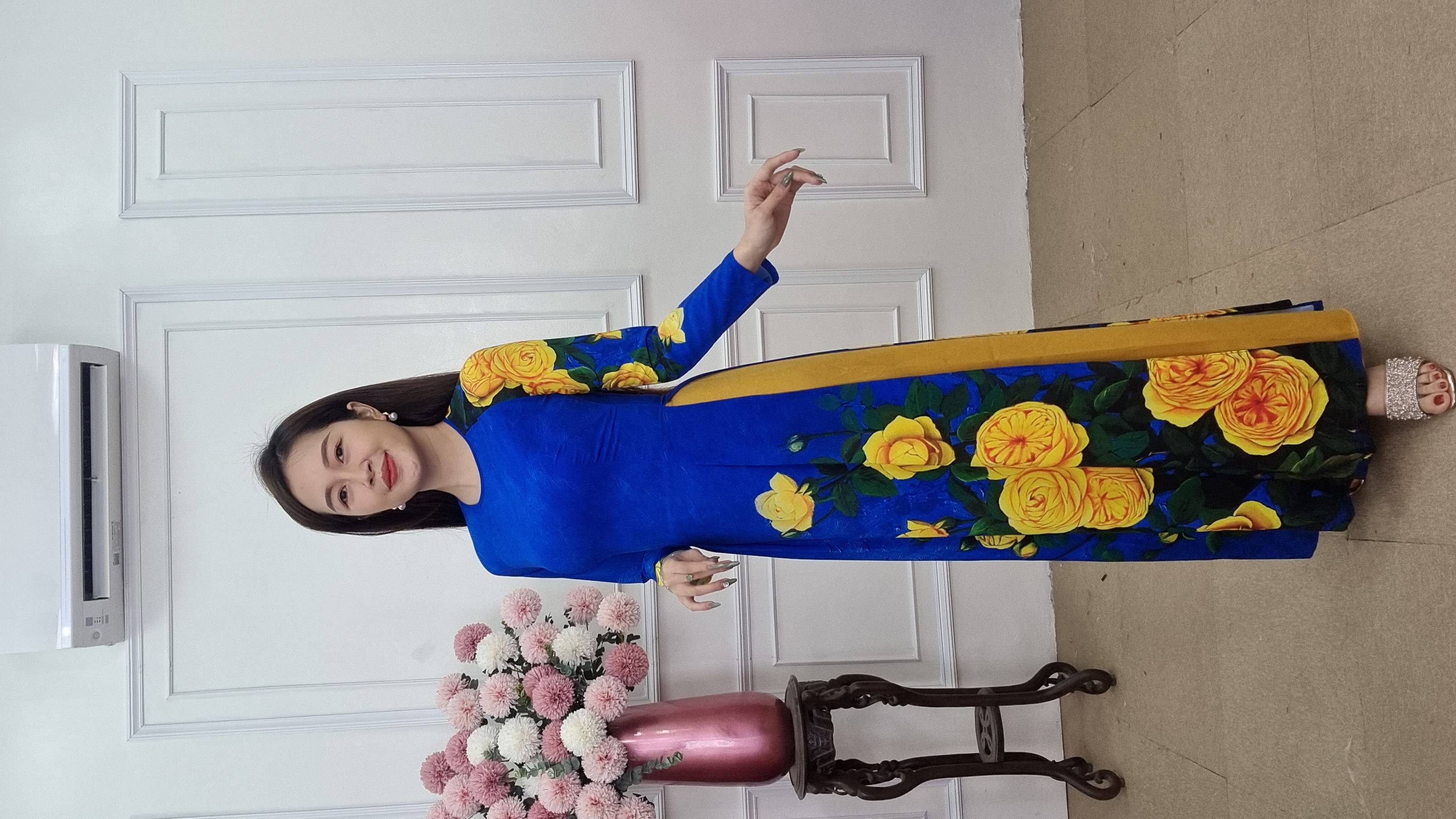 A2007 áo dài lụa nhật khít dài nền xanh coban hoa hồng vàng