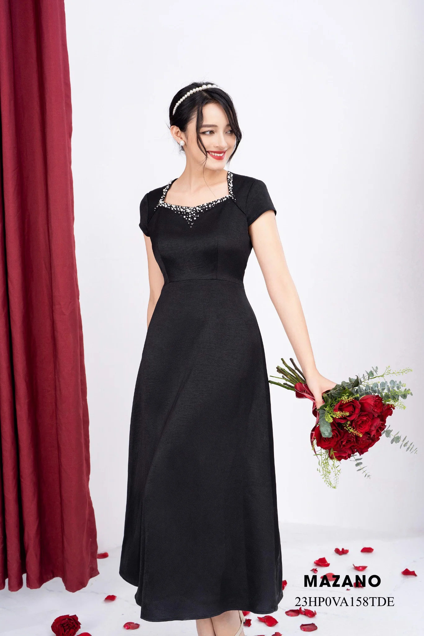 Đầm thân ôm chân rủ dài cổ kim cương đính trang trí_thumbnail_0