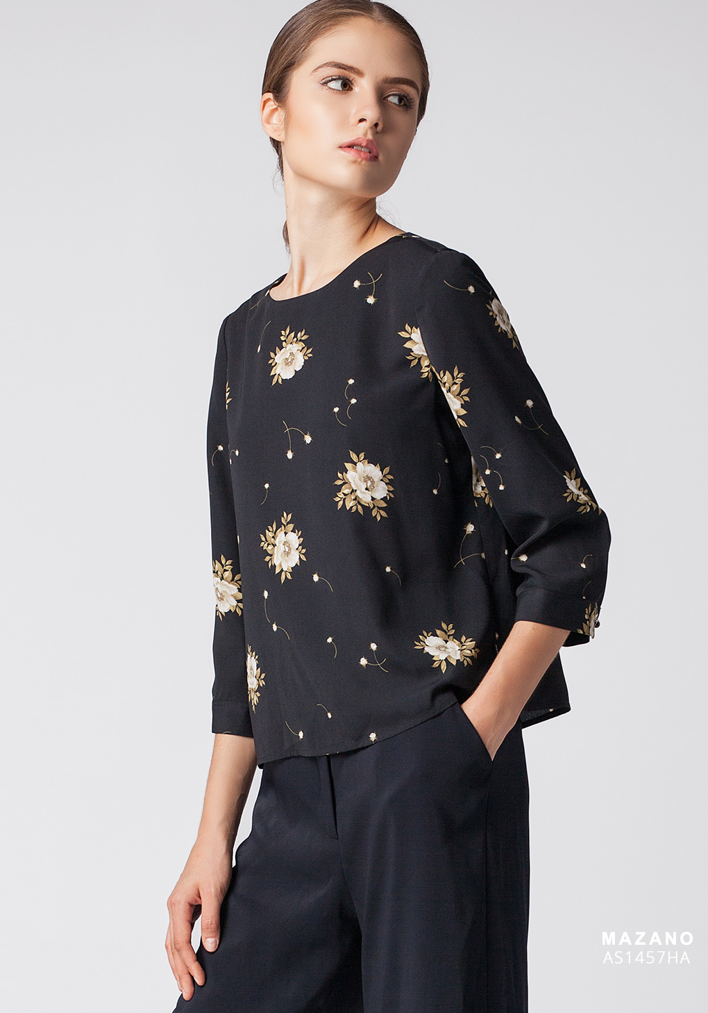 Áo croptop hoa nền đen