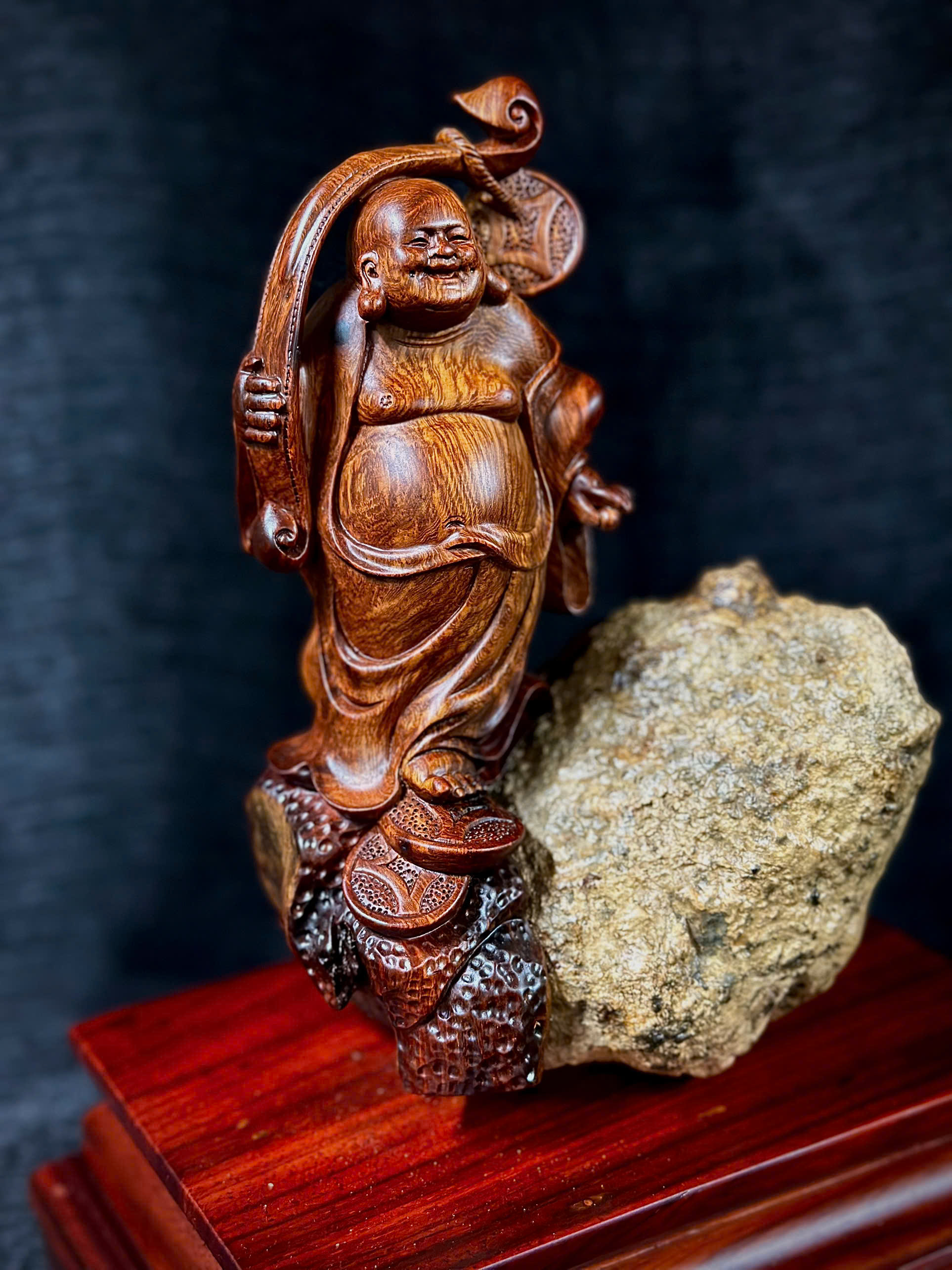  TƯỢNG DI LẶC GÁNH TIỀN - GỖ HƯƠNG ÔM ĐÁ_thumbnail_2