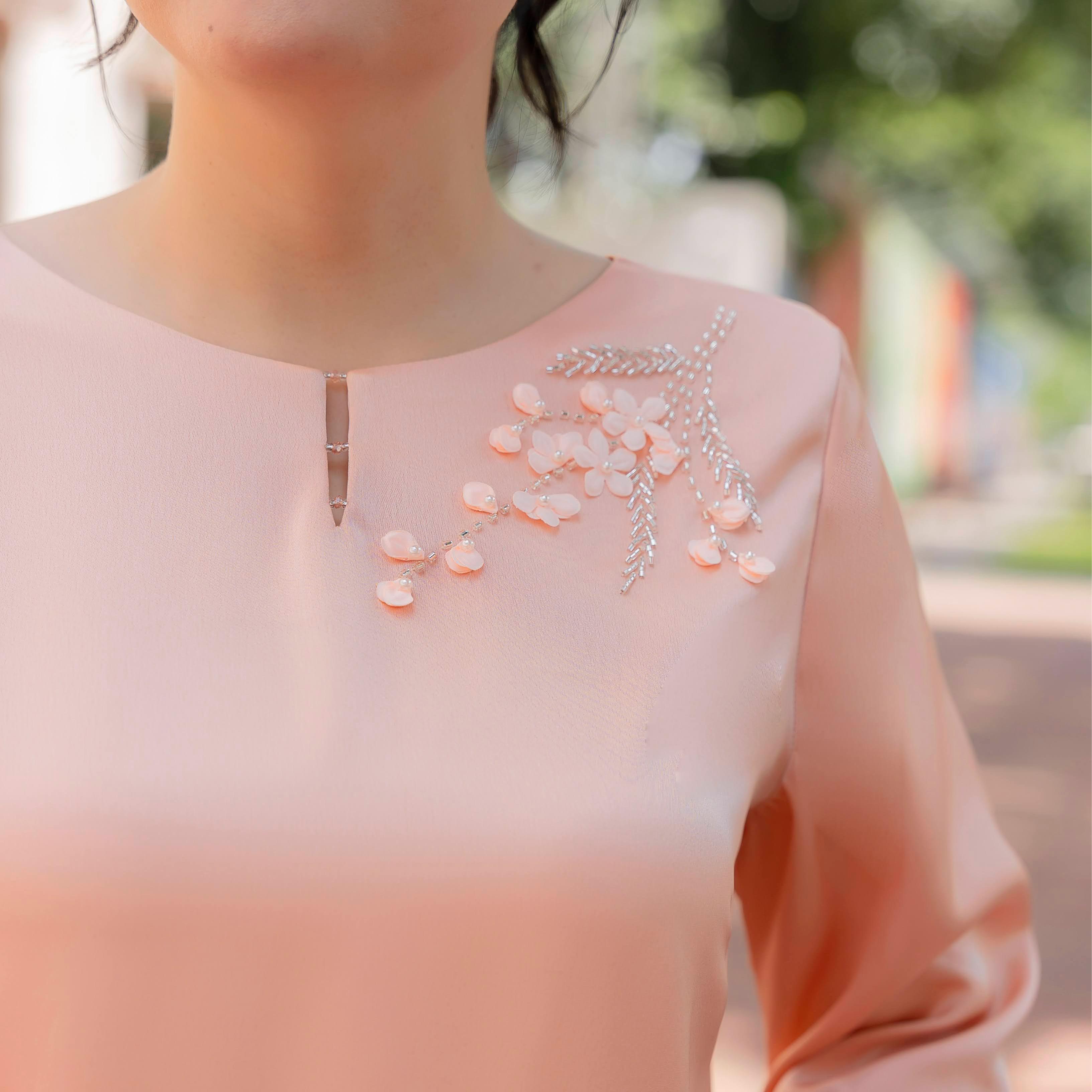 GUMOM - Áo Kiểu Trung Niên U50 U60 Cao Cấp Cổ Tròn Tay Lỡ Thêu Hoa Đính kết hoa và pha lê thủ công Sang Trọng Cho Nữ - Women Nhung Kem Xanh Nho Tua Rua Top Voi_thumbnail_5