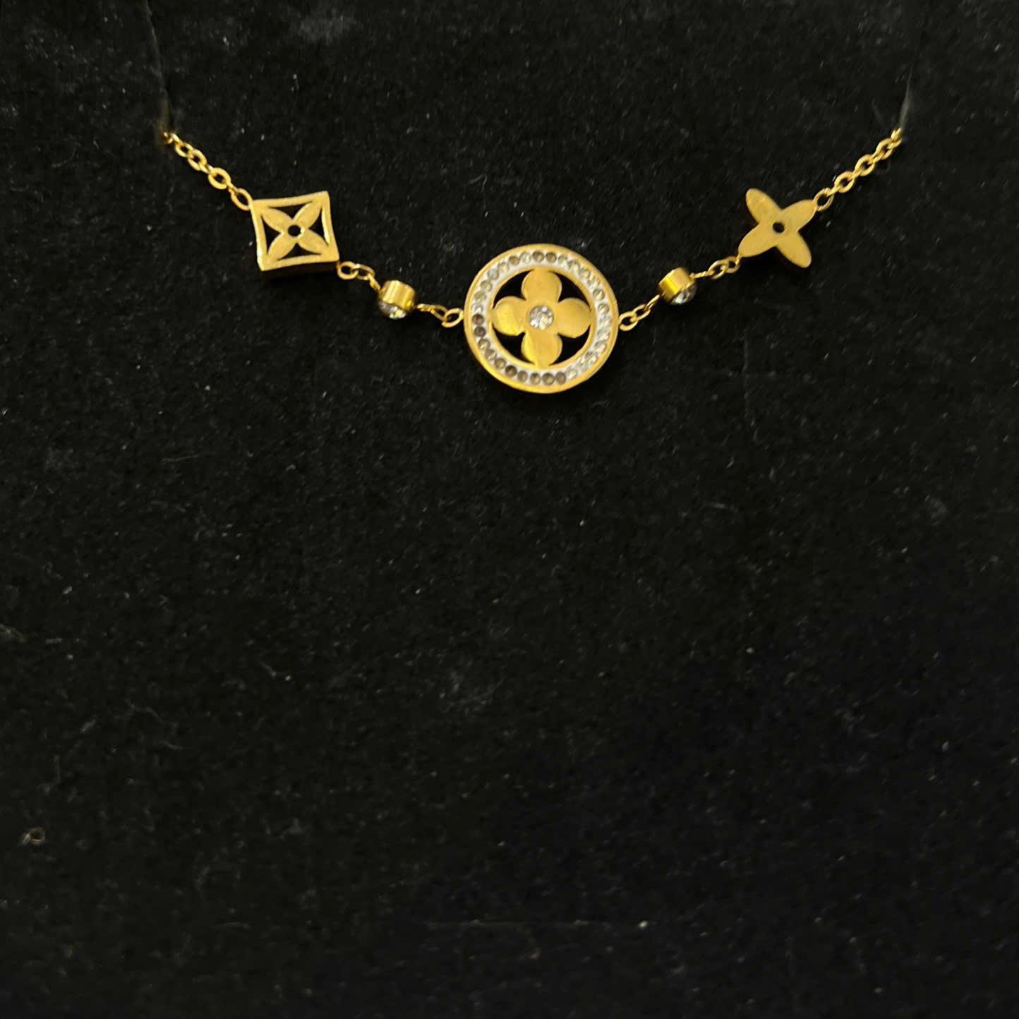 vòng tay titan vàng charm ba logo LV hoa sao 