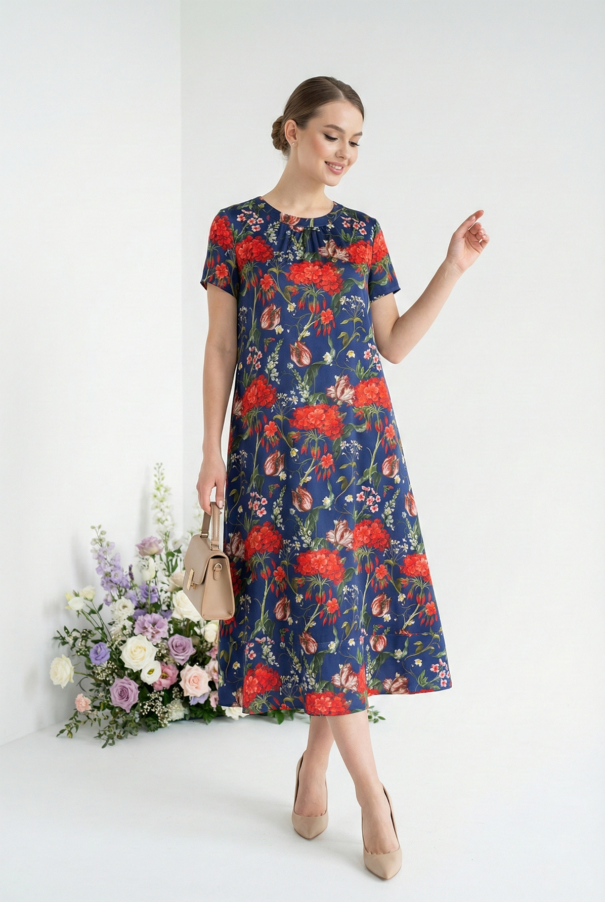 Đầm vải lụa xanh in hoa rực rỡ dáng suông A cổ tròn nhún ly tay ngắn thiết kế MAZANO