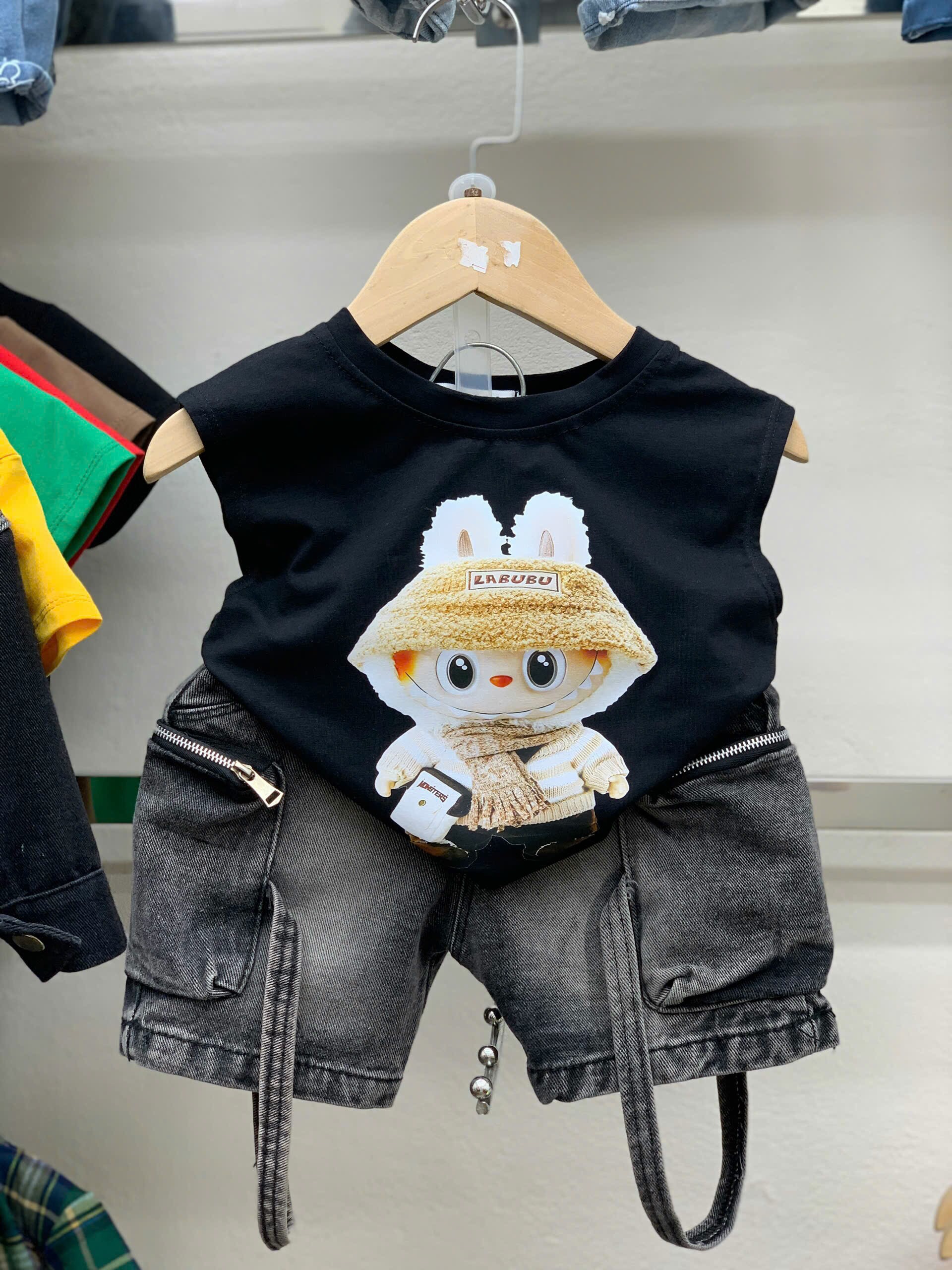 C24 BỘ BA LỖ QUẦN BÒ LABUBU ĐỘI MŨ- A201.588_thumbnail_1