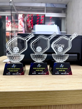 Cúp thể thao pha lê nguyên khối