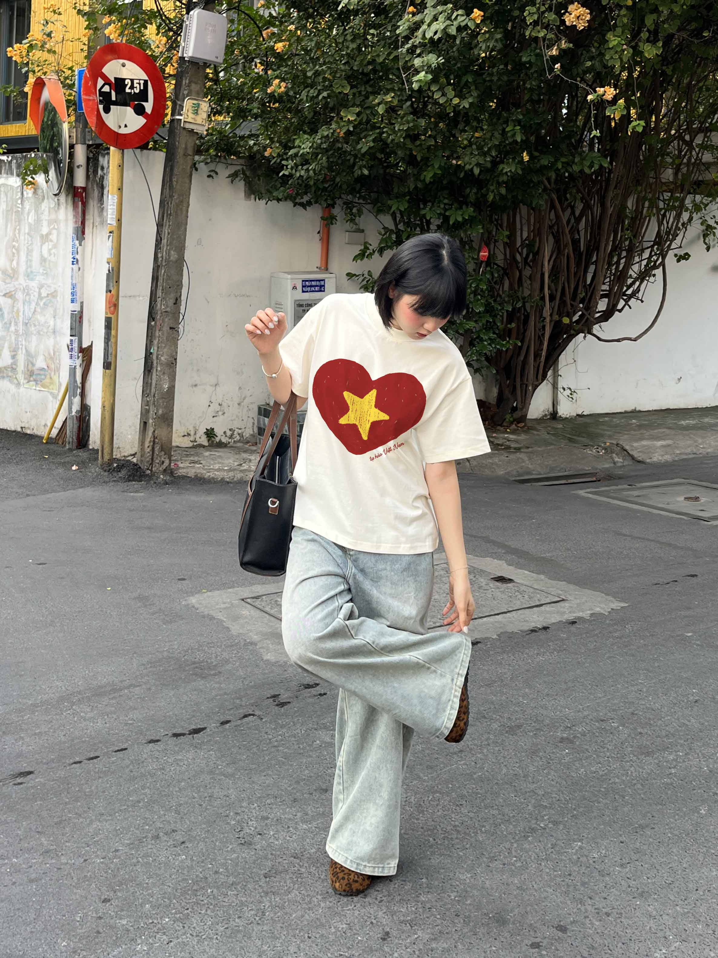 Áo thun Việt Nam hình tim form boxy AXD2447 Miucho vải 100% cotton co giãn thoáng mát cổ tròn in mix_thumbnail_4