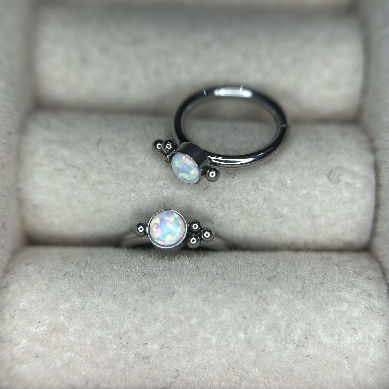 bật khớp kiểu đá opal xanh trắng đính bi sắt nhỏ tam giác 8mm